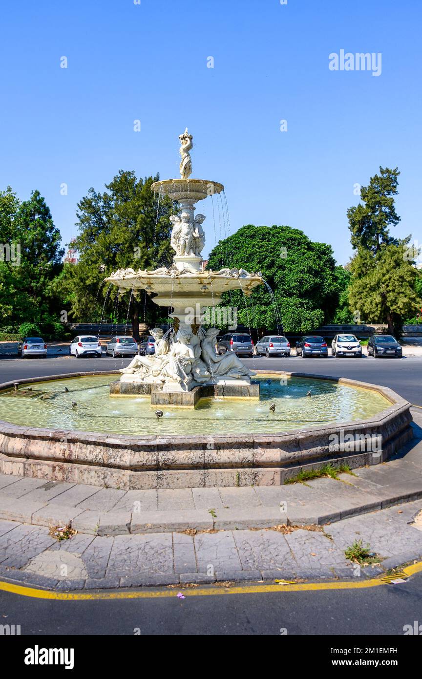 Valence, Espagne - 16 juillet 2022: Sculptures coloniales dans une fontaine décorant un rond-point ou un rond-point Banque D'Images
