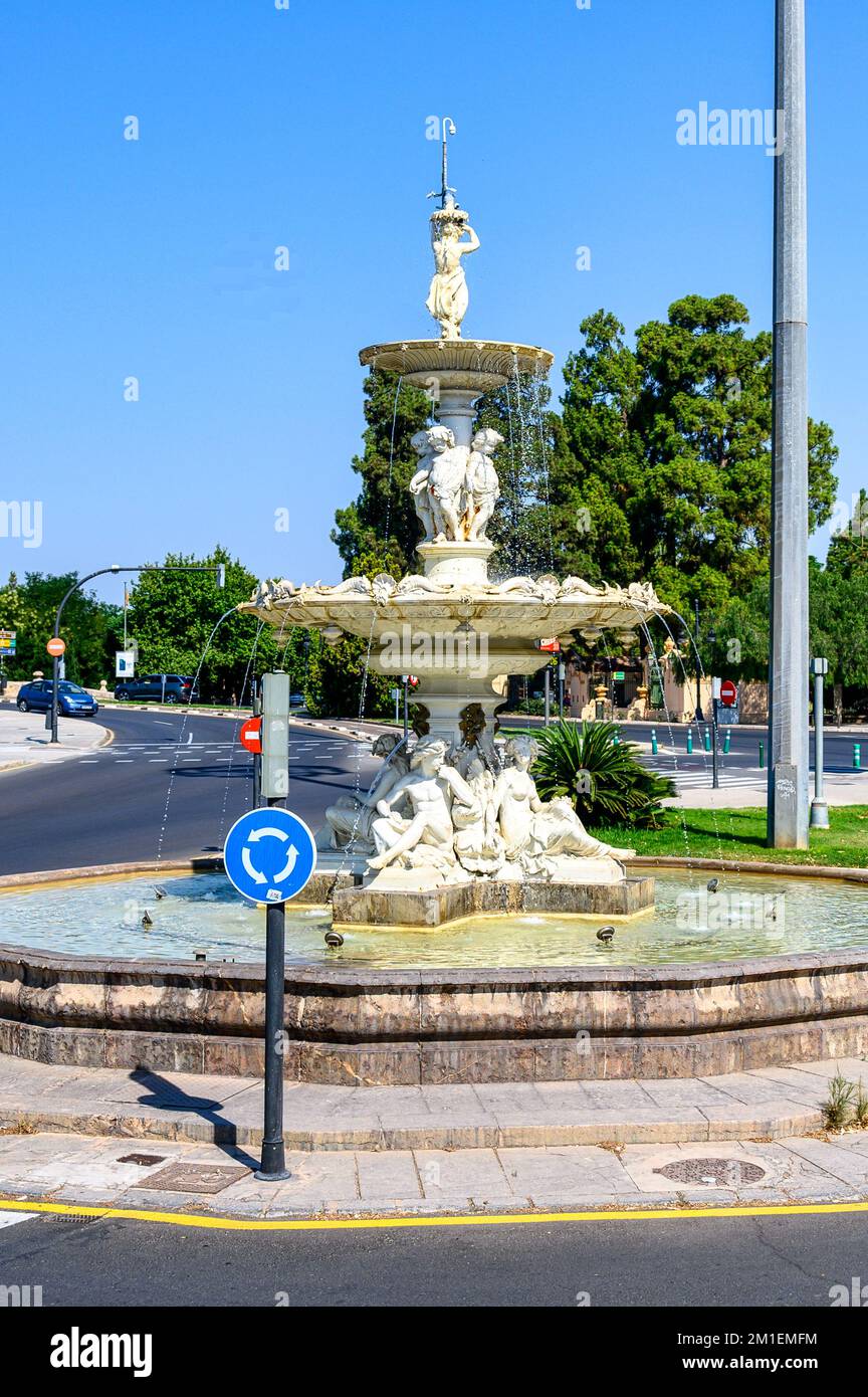 Valence, Espagne - 16 juillet 2022: Sculptures coloniales dans une fontaine décorant un rond-point ou un rond-point Banque D'Images