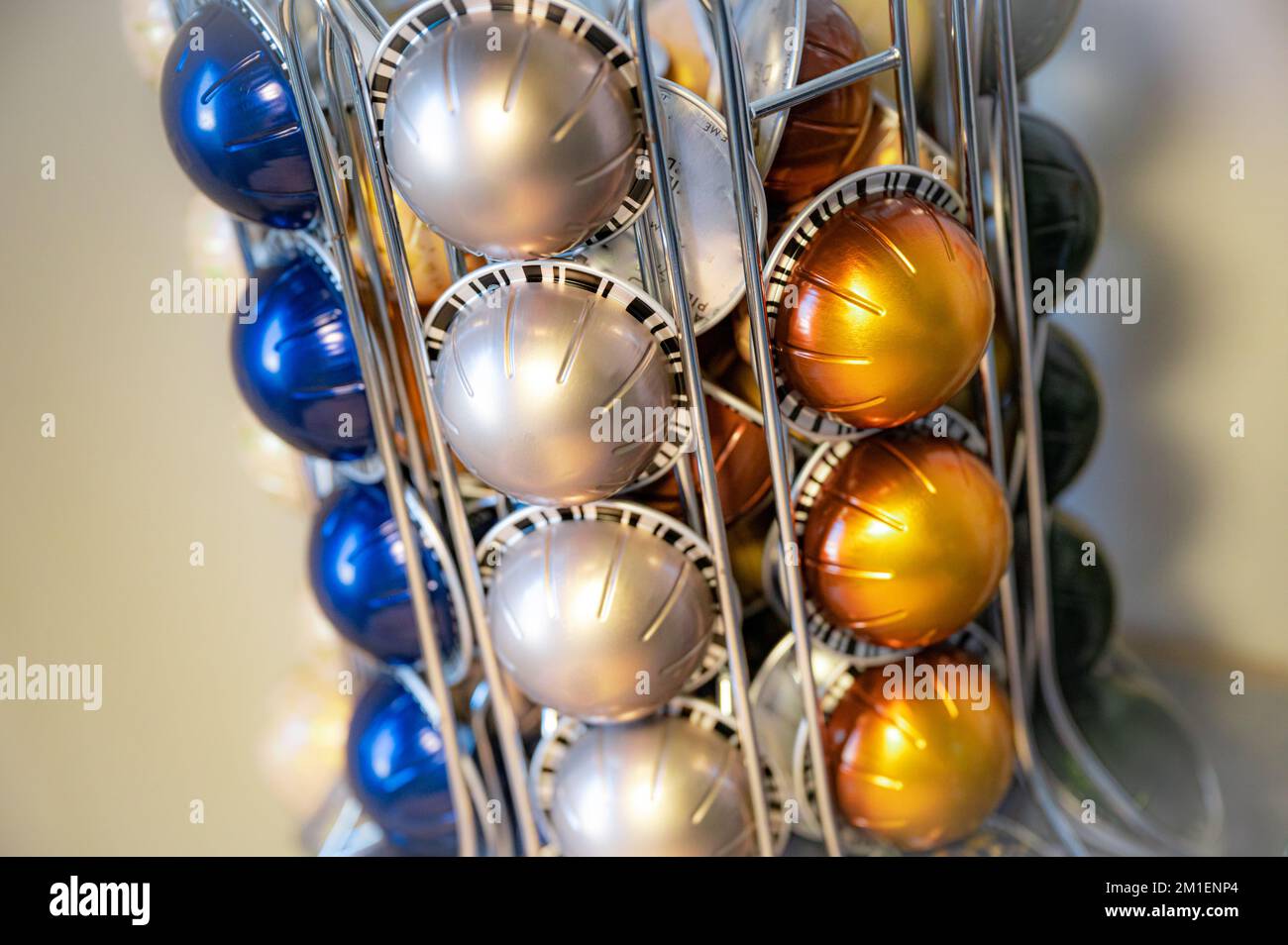 Cafetière à capsule en aluminium coloré Banque D'Images