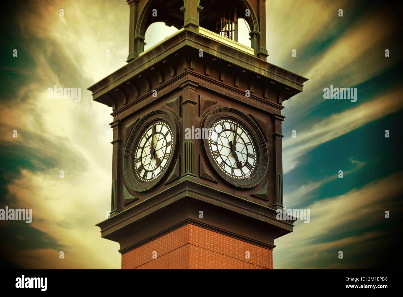 Tour d'horloge de la station de tuyaux d'arrosage numéro 8, un édifice du patrimoine de la rue College à Toronto, Canada Banque D'Images