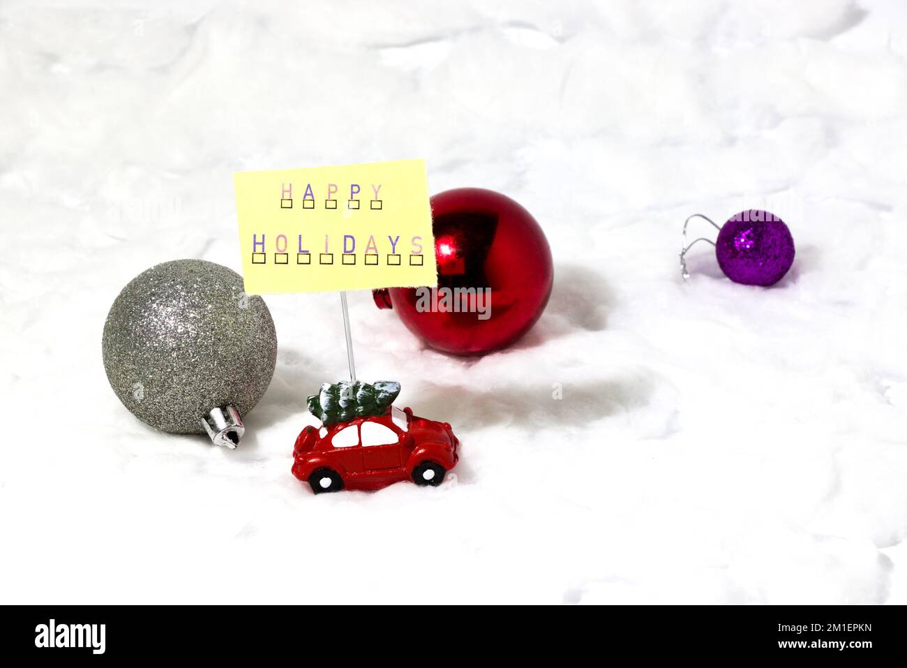 voiture avec carte happy holidays, conduite après des décorations sur la neige, concept de vacances créatif Banque D'Images