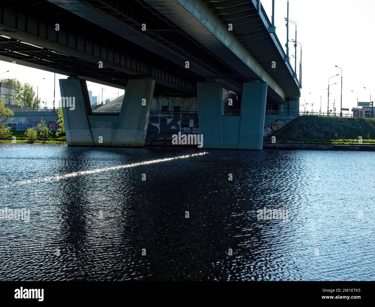 supports du pont automobile au-dessus de la rivière, en été Banque D'Images