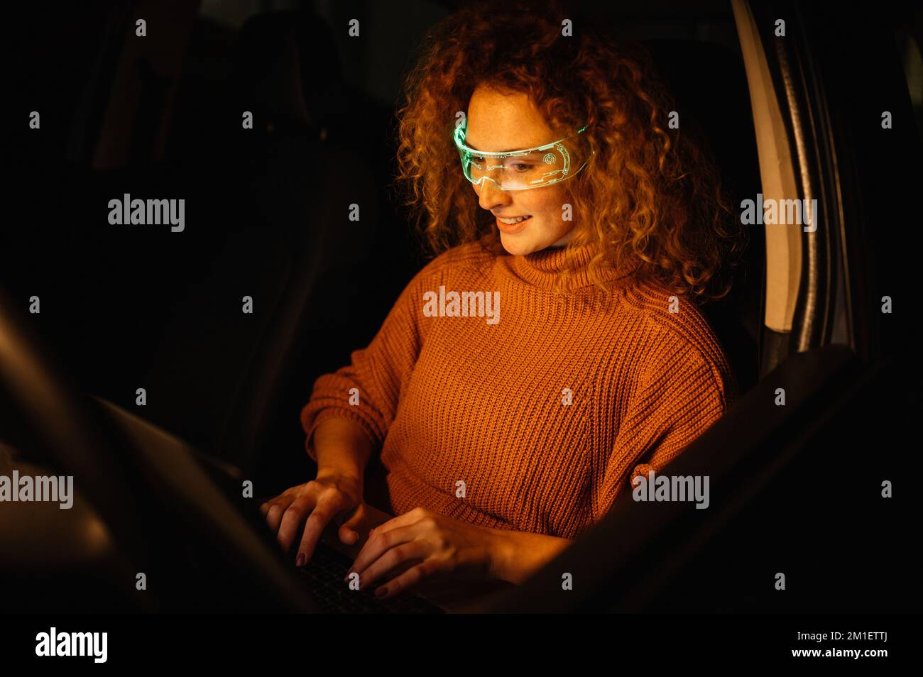 Femme avec des lunettes de réalité virtuelle et utilisant un ordinateur portable. Concept technologique futur. Banque D'Images
