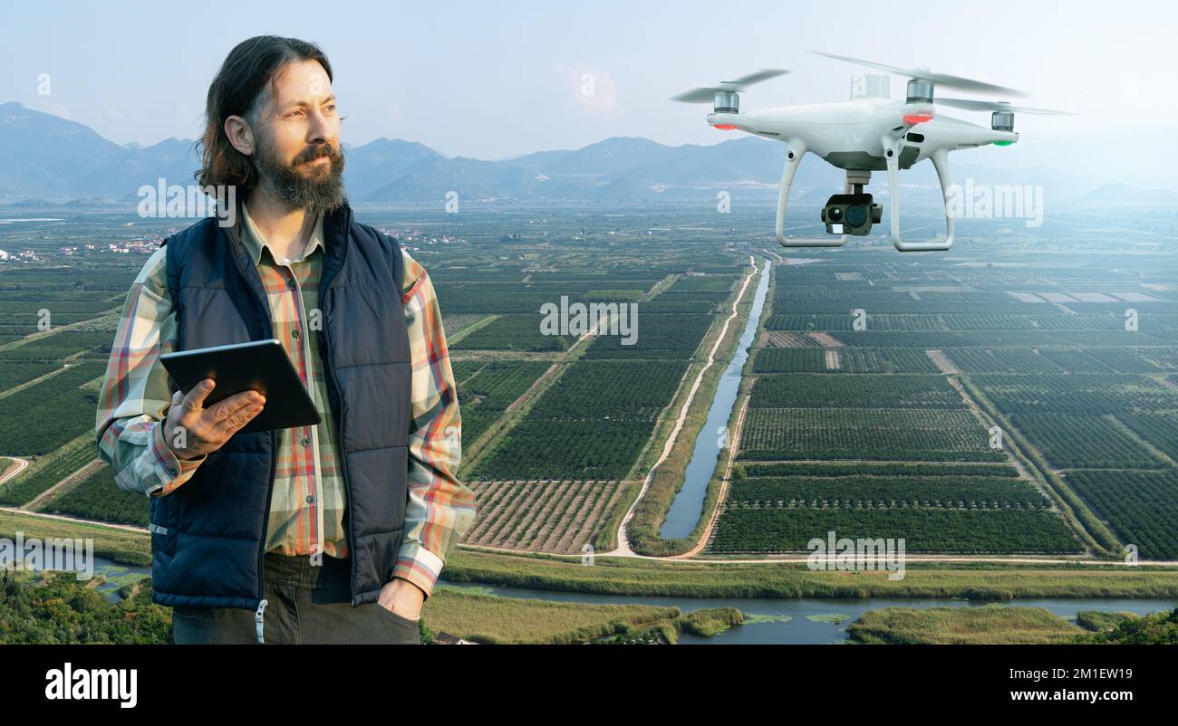 L'agriculteur contrôle le drone. Agriculture intelligente et agriculture de précision Banque D'Images