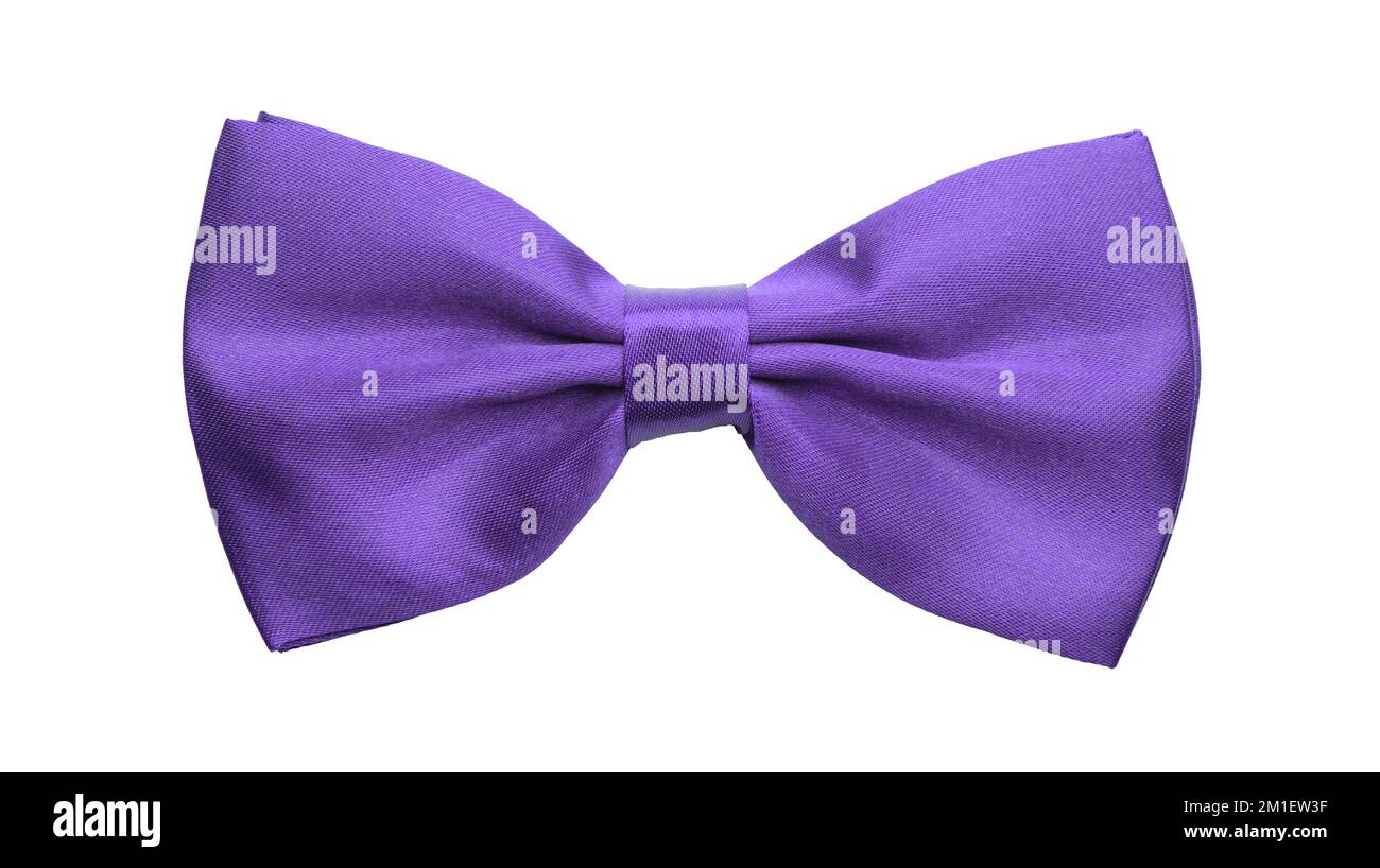Noeud papillon en satin violet, habillé code robe cravate accessoire. Isolé sur fond blanc Banque D'Images