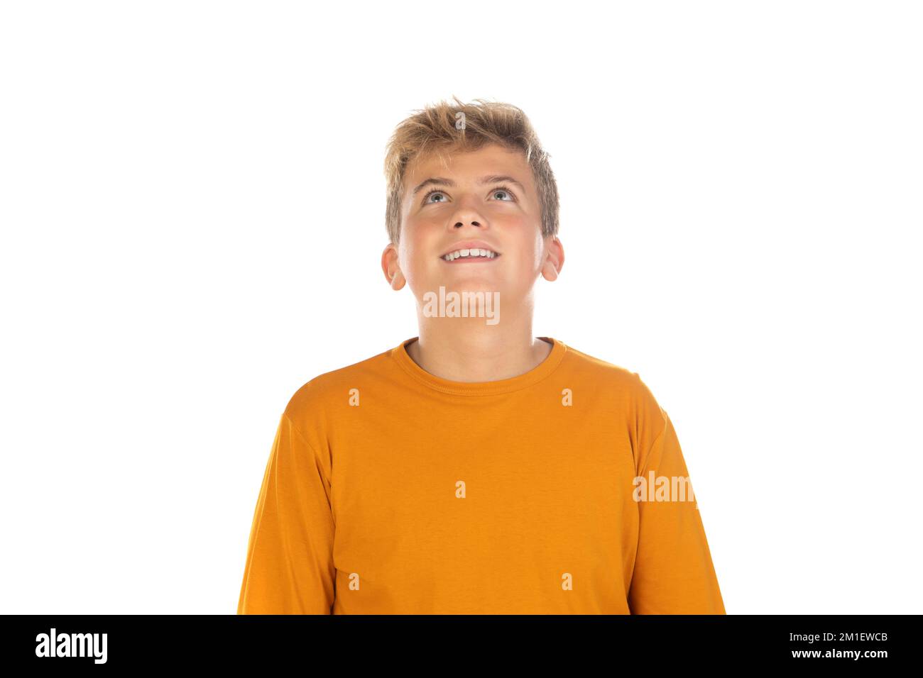 Adolescent pensif en t-shirt orange sur fond blanc Banque D'Images