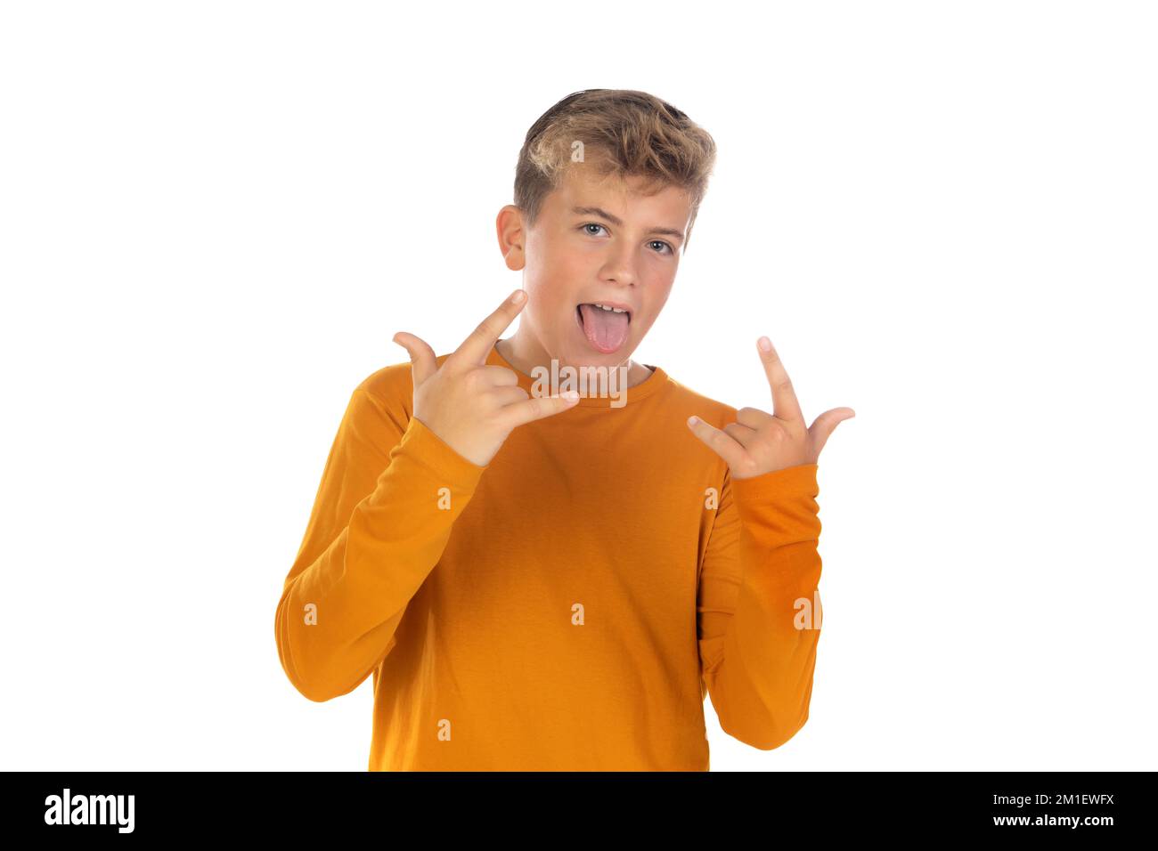 Adolescent en t-shirt orange sur fond blanc Banque D'Images