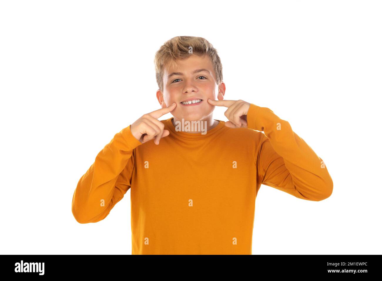 Adolescent en t-shirt orange sur fond blanc Banque D'Images