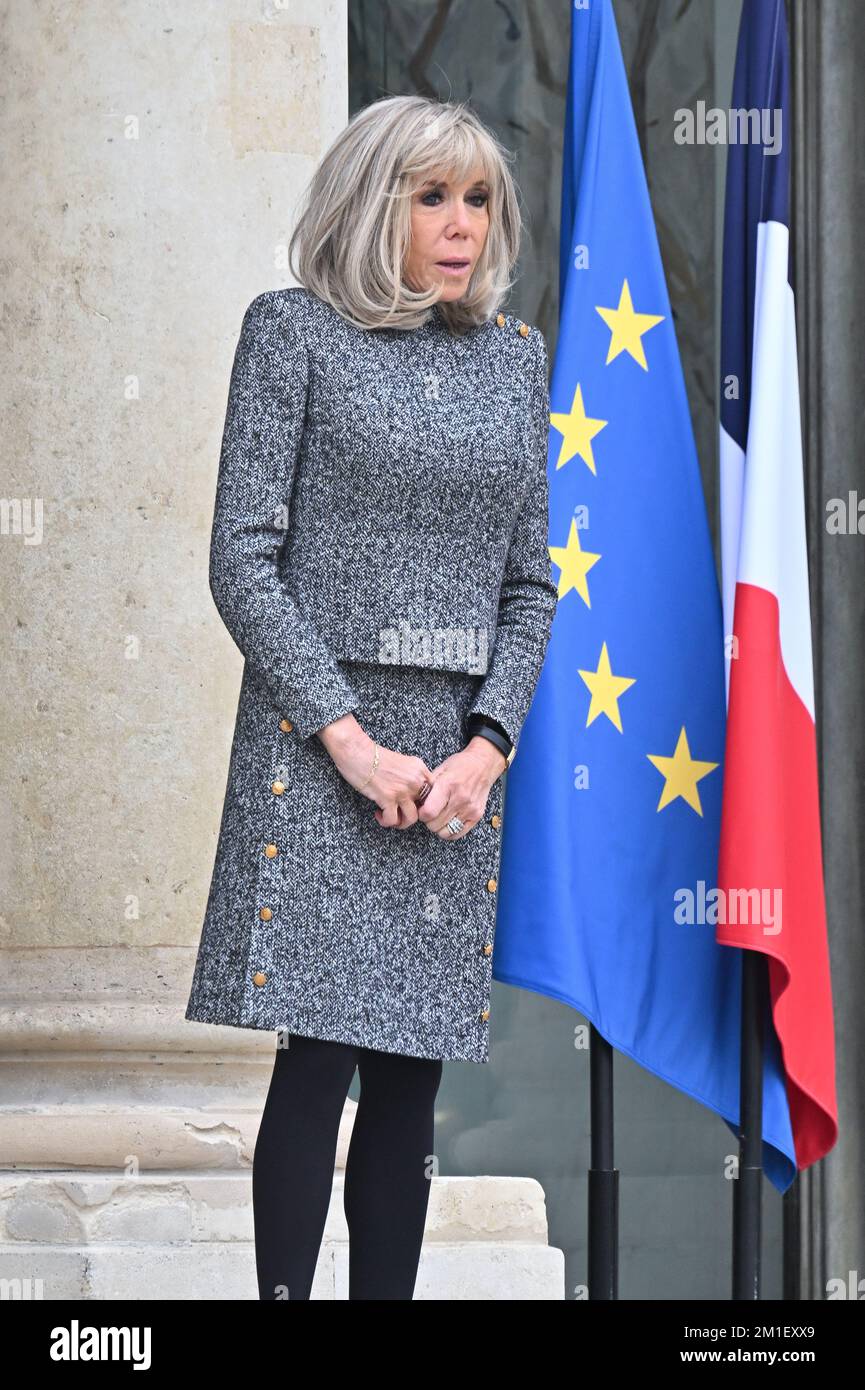 Paris, France. 12th décembre 2022. Mme Brigitte Macron dans la cour principale de l'Elysée à Paris, France sur 12 décembre 2022. (Photo de Lionel Urman/Sipa USA) crédit: SIPA USA/Alay Live News Banque D'Images