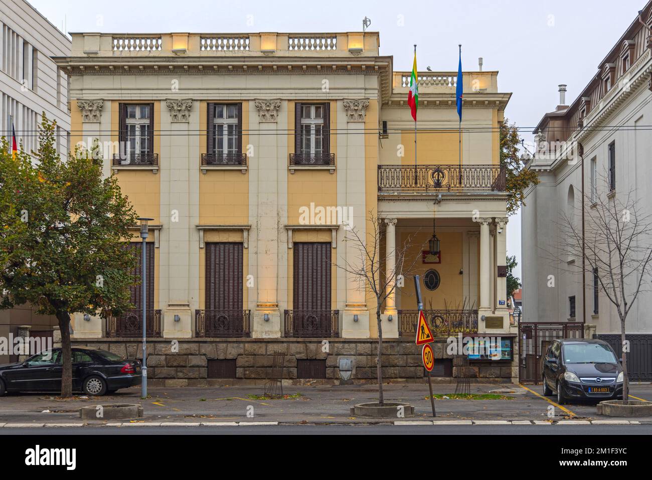 Belgrade, Serbie - 19 novembre 2022 : Pavillon diplomatique de l'ambassade du Myanmar, rue Kneza Milosa, dans la capitale. Banque D'Images