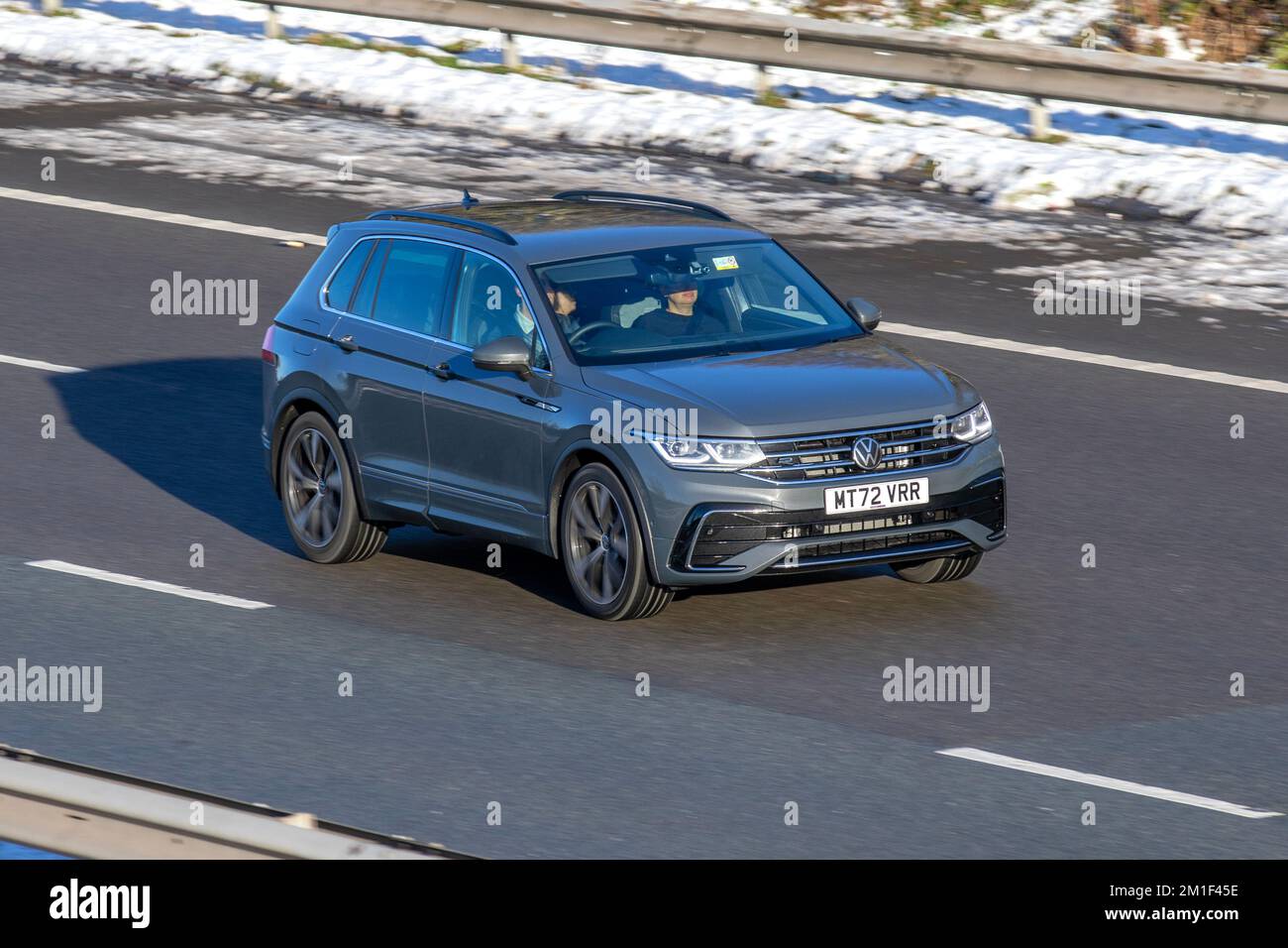2022 gris VW VOLKSWAGEN TIGUAN TSI 1968cc Diesel 6 vitesses Manuel; voitures voyageant sur un froid hiver matin. Temps d'hiver basses températures avec gel de décembre et conditions de conduite froides sur l'autoroute M61, Royaume-Uni Banque D'Images