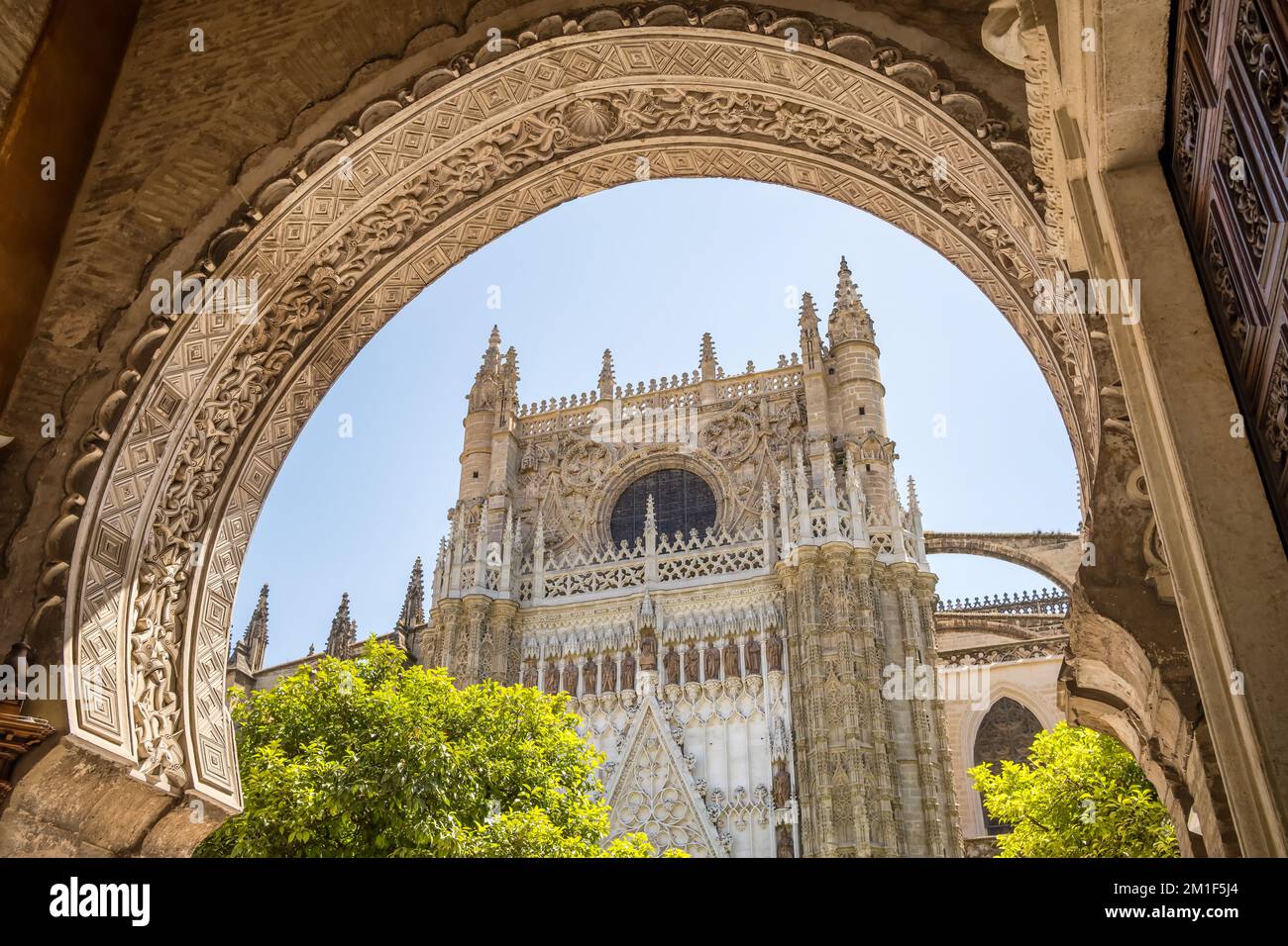 Cathédrale de Séville vue à travers la belle arche sculptée à Séville, Espagne Banque D'Images