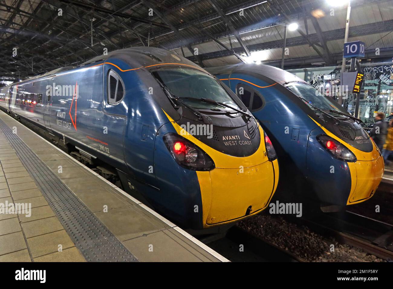 Avanti West Coast Pendolino 390112 Emu Electric train à la gare de Liverpool Lime Street Station, West Coast Mainline, Merseyside, Angleterre, Royaume-Uni, L1 1NY, la nuit Banque D'Images