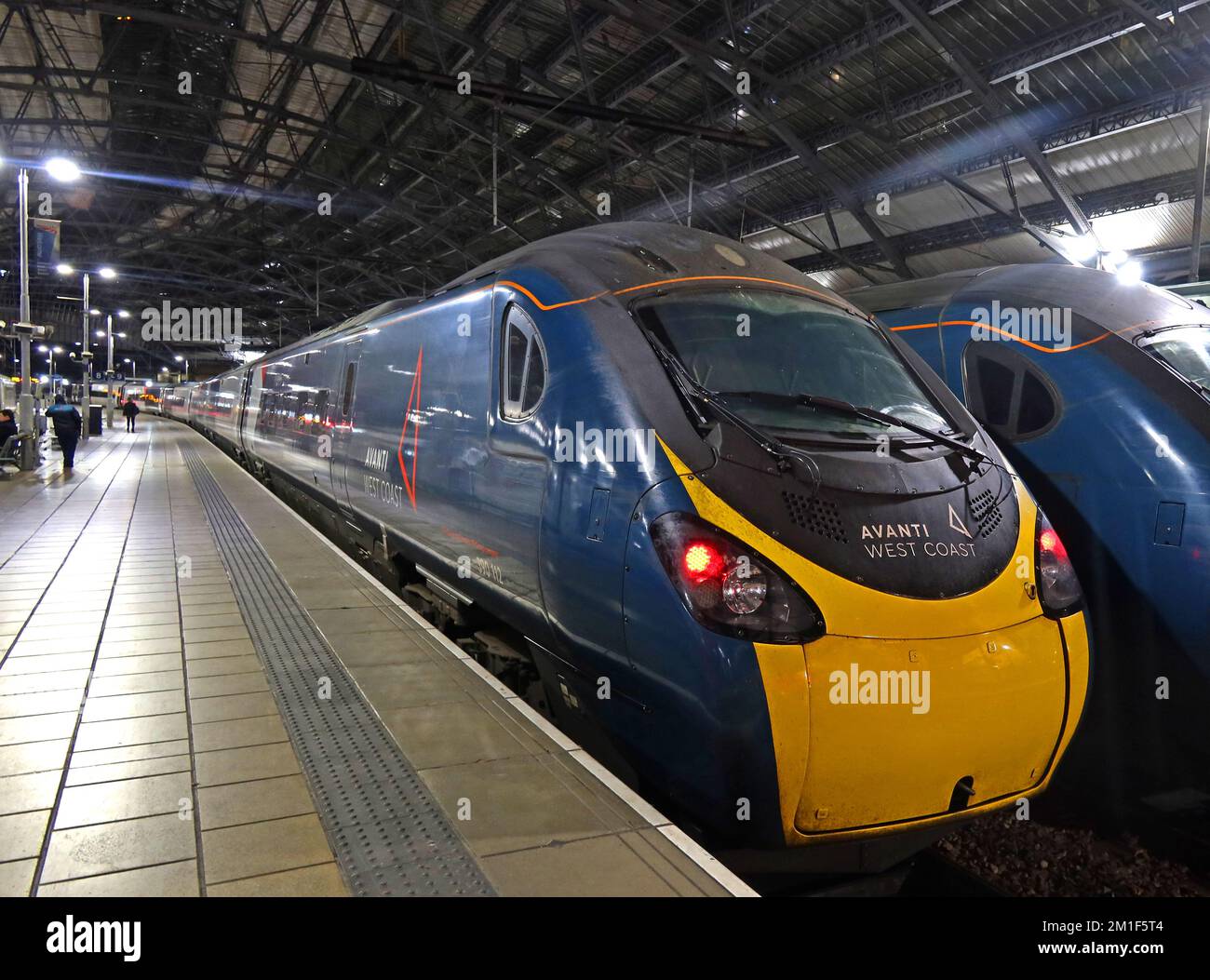 Avanti West Coast Pendolino 390112 Emu Electric train à la gare de Liverpool Lime Street Station, West Coast Mainline, Merseyside, Angleterre, Royaume-Uni, L1 1NY, la nuit Banque D'Images