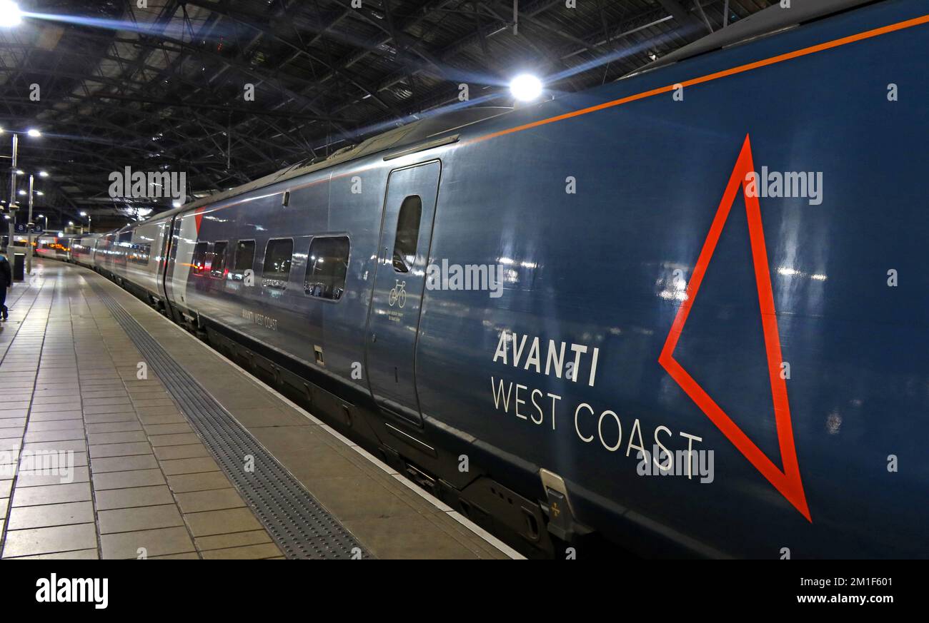 Avanti West Coast Pendolino 390112 Emu Electric train à la gare de Liverpool Lime Street Station, West Coast Mainline, Merseyside, Angleterre, Royaume-Uni, L1 1NY, la nuit Banque D'Images