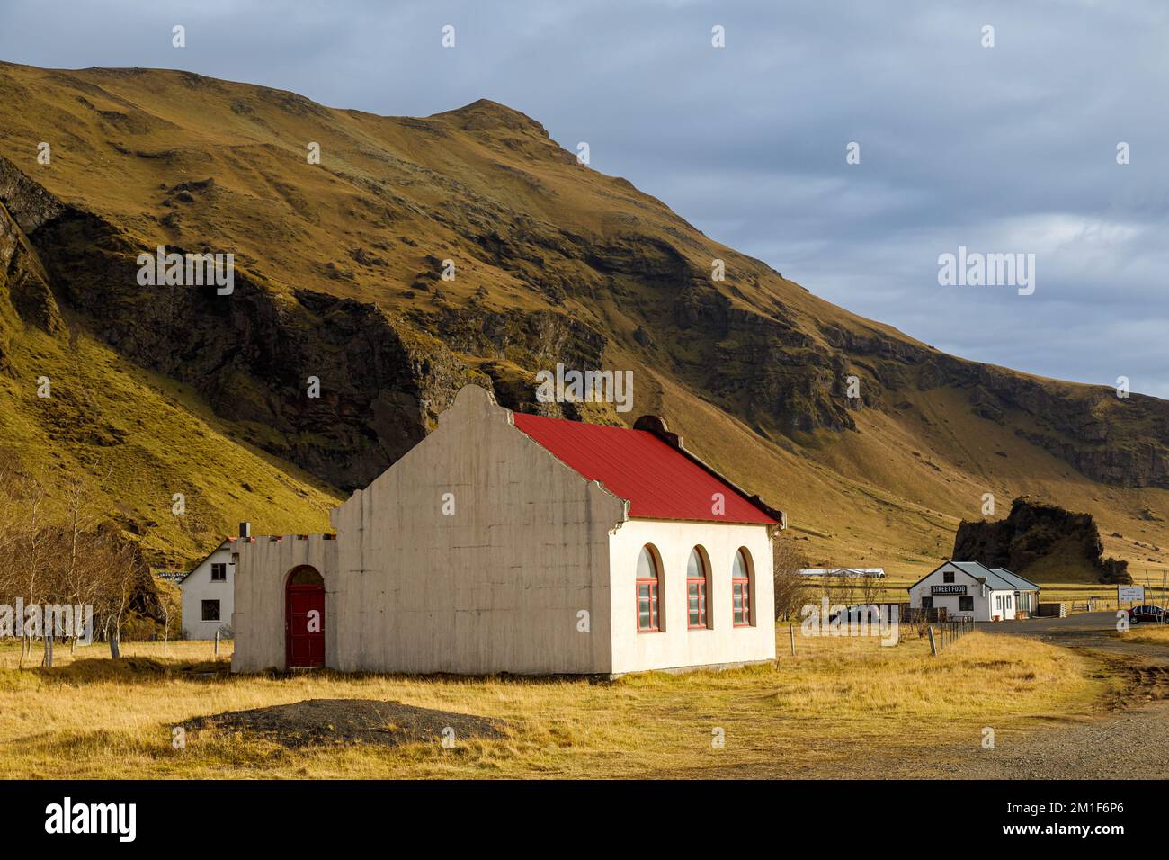 Petit hôtel typique et cuisine de rue dans le style architectural caractéristique de l'Islande Banque D'Images