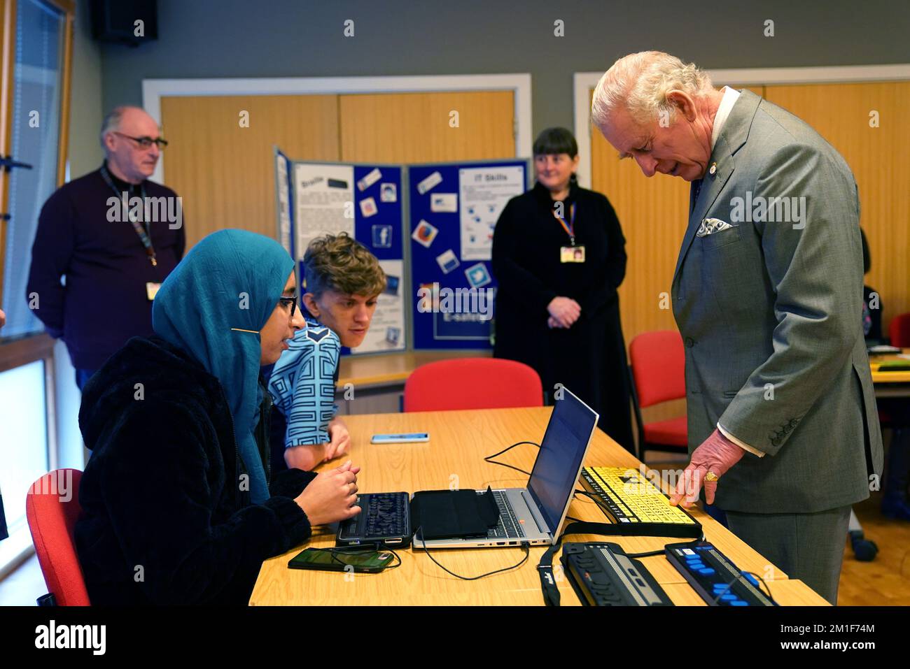 Le roi Charles III rencontre des étudiants lors de sa visite au Collège national royal pour les aveugles (RNC) à Hereford. Date de la photo: Lundi 12 décembre 2022. Banque D'Images