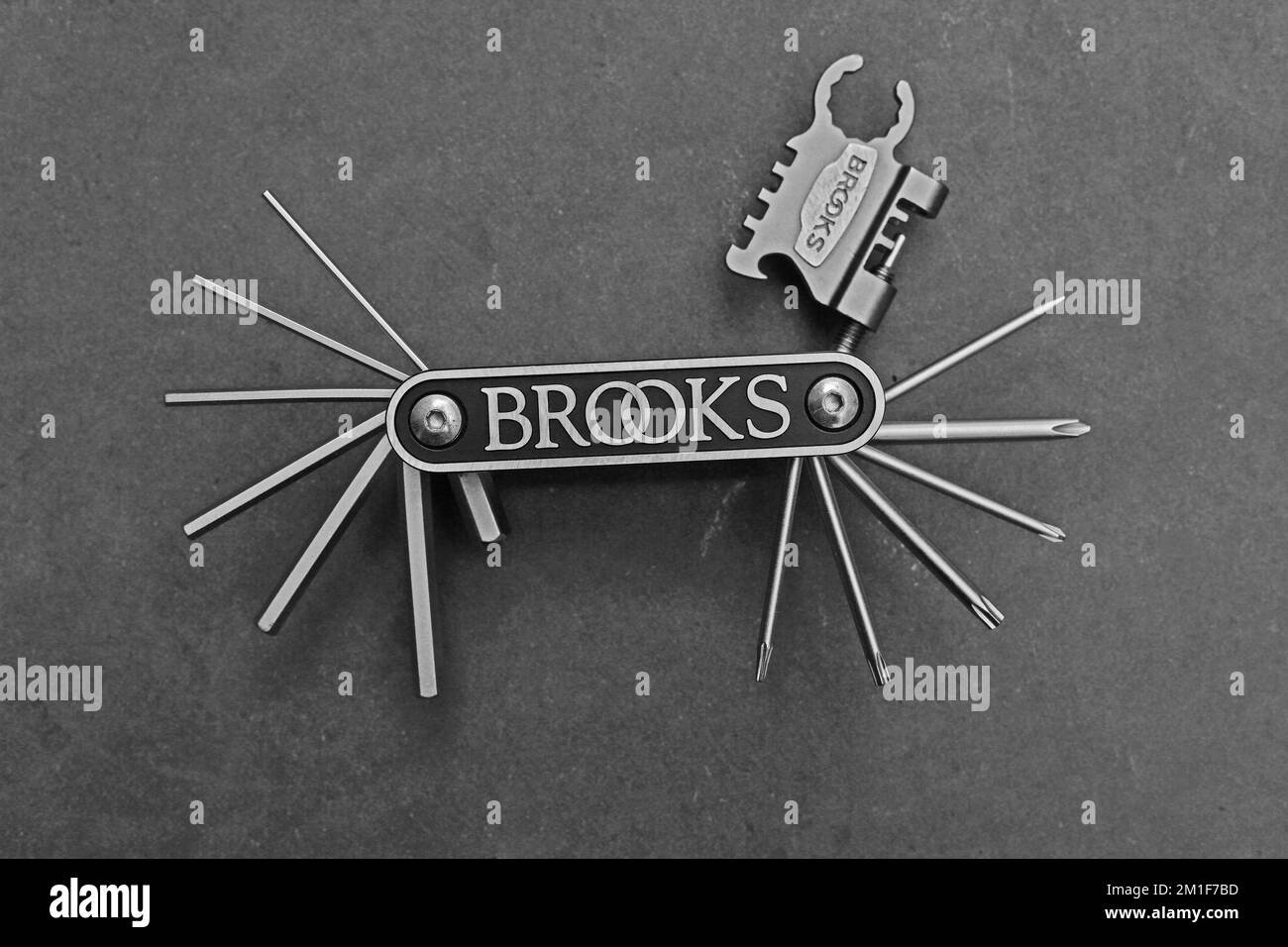 Multi-outil pour vélo isolé sur un fond gris studio Banque D'Images