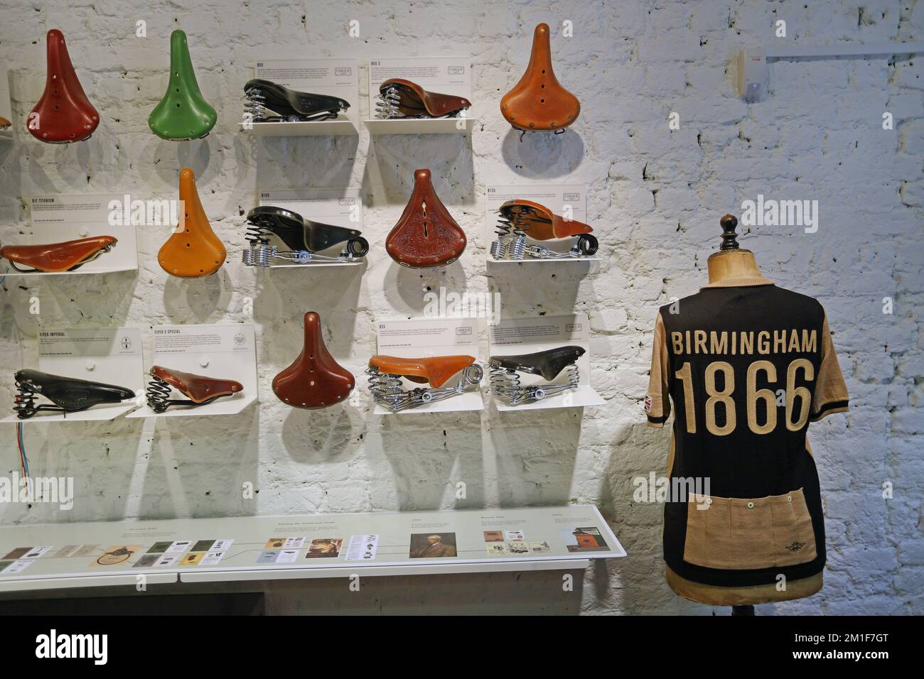 Brooks magasin Angleterre avec des selles de vélo en cuir Banque D'Images