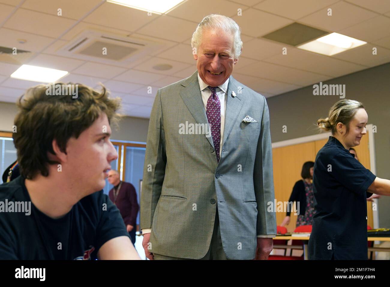 Le roi Charles III rencontre des étudiants lors de sa visite au Collège national royal pour les aveugles (RNC) à Hereford. Date de la photo: Lundi 12 décembre 2022. Banque D'Images