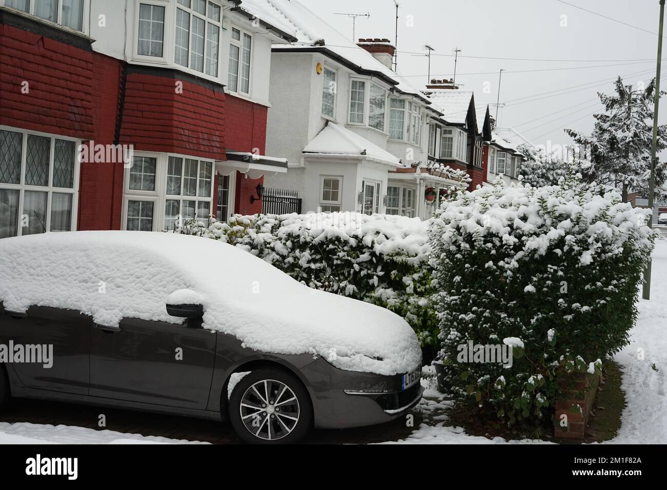 Une voiture enneigée à Greenway Gardens, Barnett, Colindale, Londres, Angleterre, ROYAUME-UNI Banque D'Images