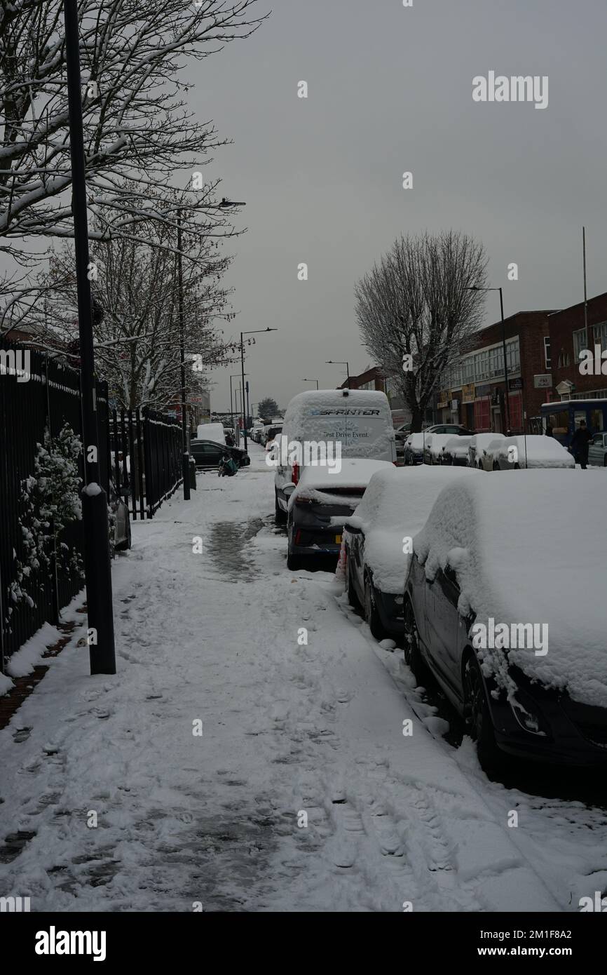 Voitures enneigées sur Carlisle Rd à Colindale, Londres, Angleterre, Royaume-Uni Banque D'Images