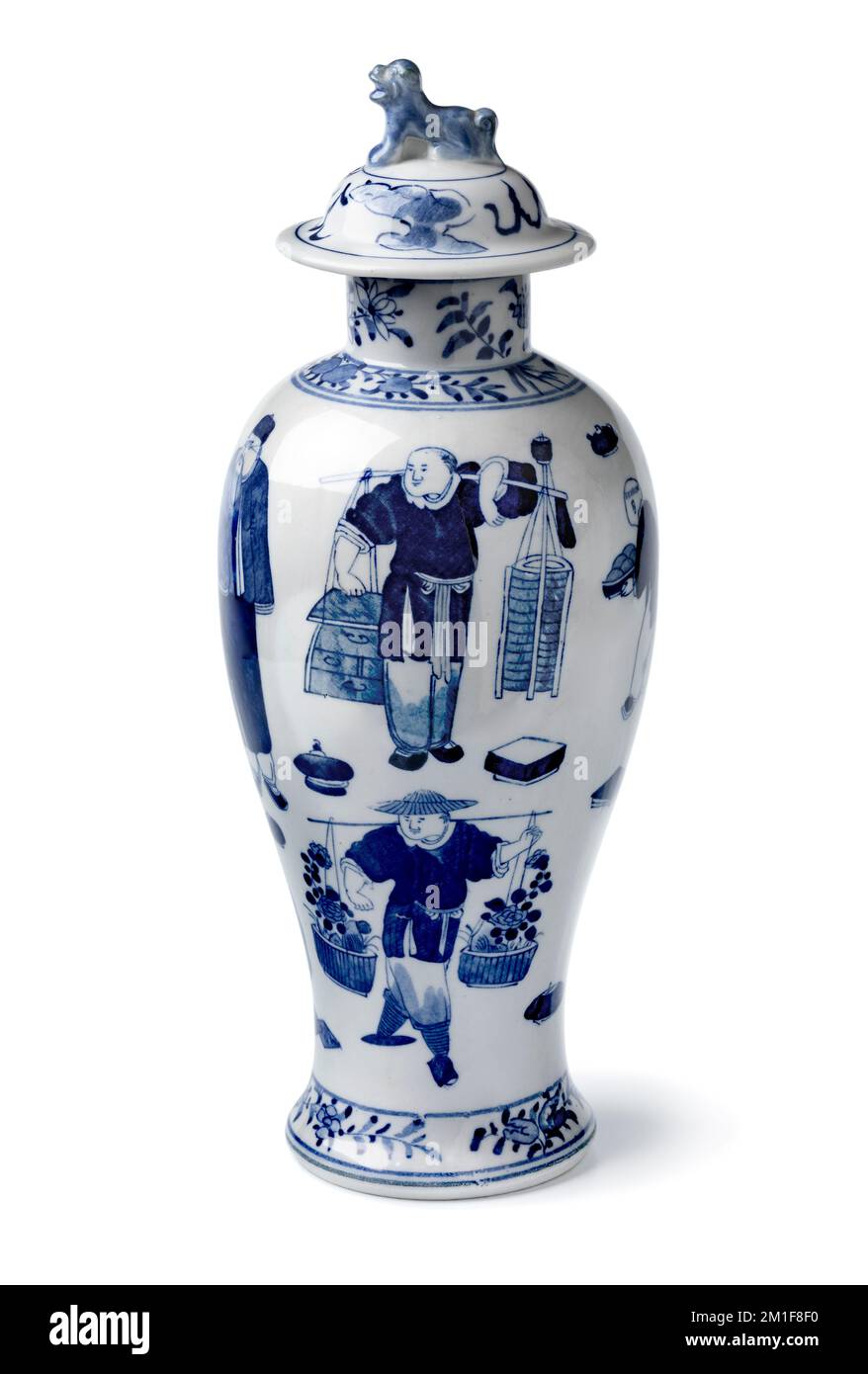 Pot chinois traditionnel bleu et blanc avec couvercle isolé sur fond blanc Banque D'Images
