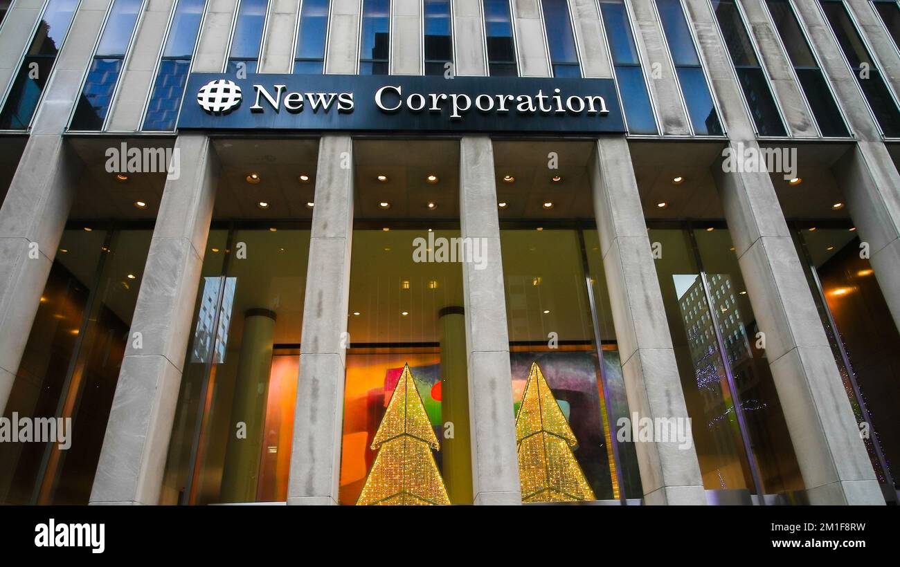 NEW YORK, NY, USA - 10 DÉCEMBRE 2022: News Corporation signe sur le bâtiment avec décoration d'arbre de Noël Banque D'Images
