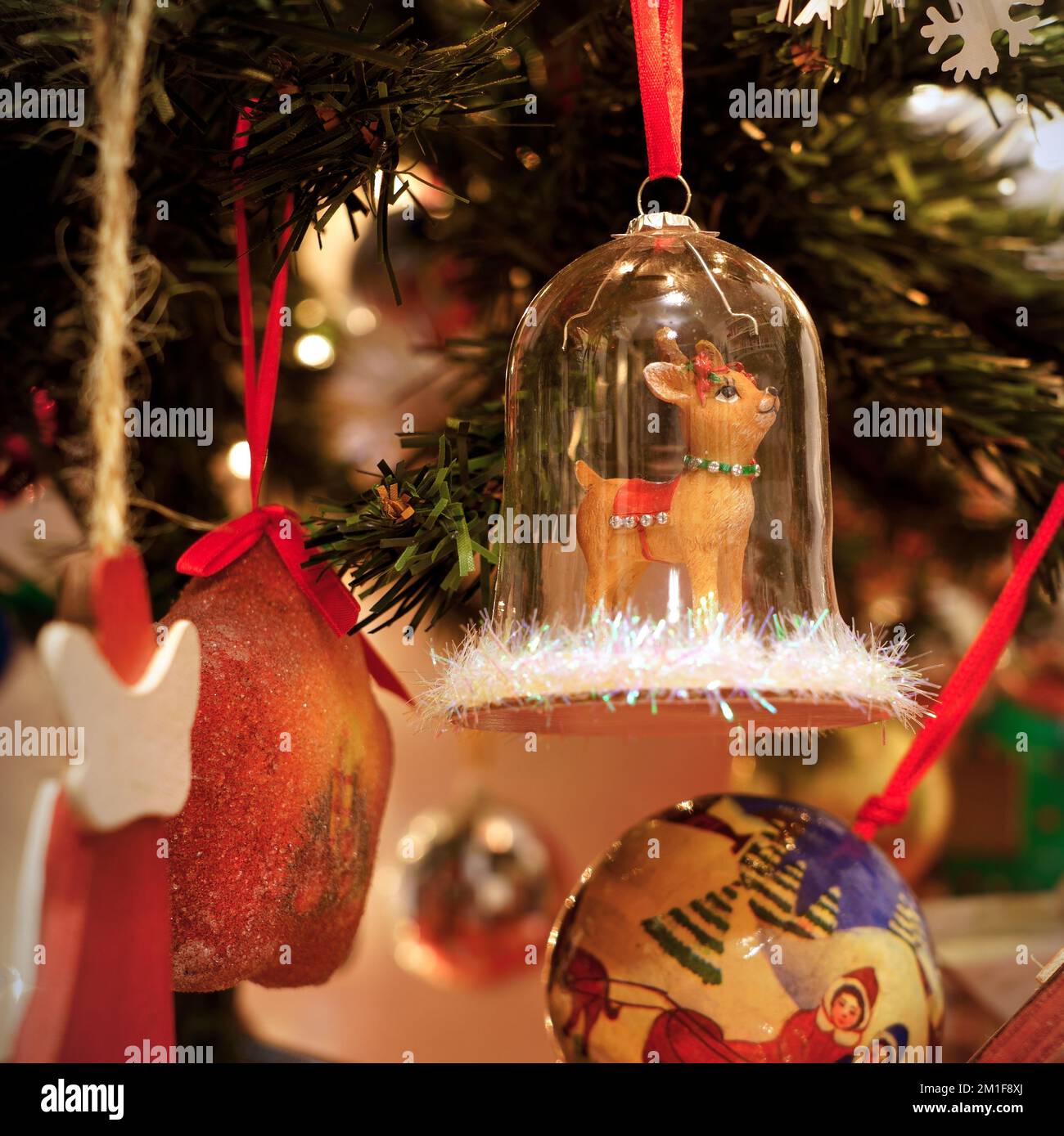 Détail d'un arbre de Noël décoré Banque D'Images