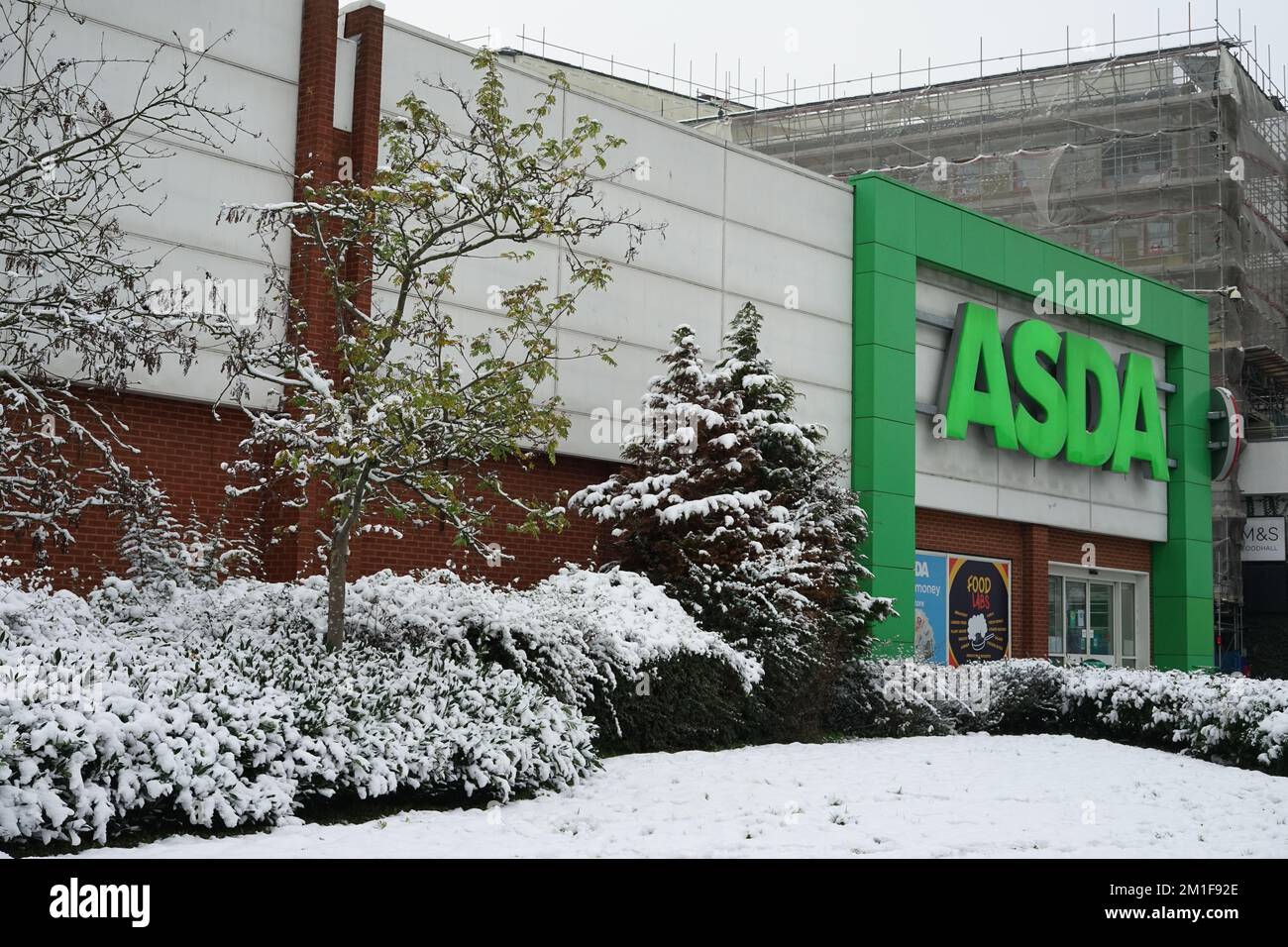 Un super magasin couvert de neige à Colindale, Londres, Angleterre, Royaume-Uni Banque D'Images