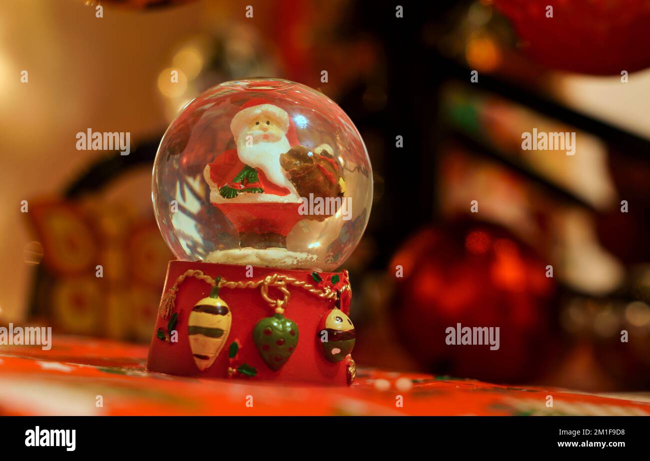 Père noël en boule de cristal Banque de photographies et d’images à 