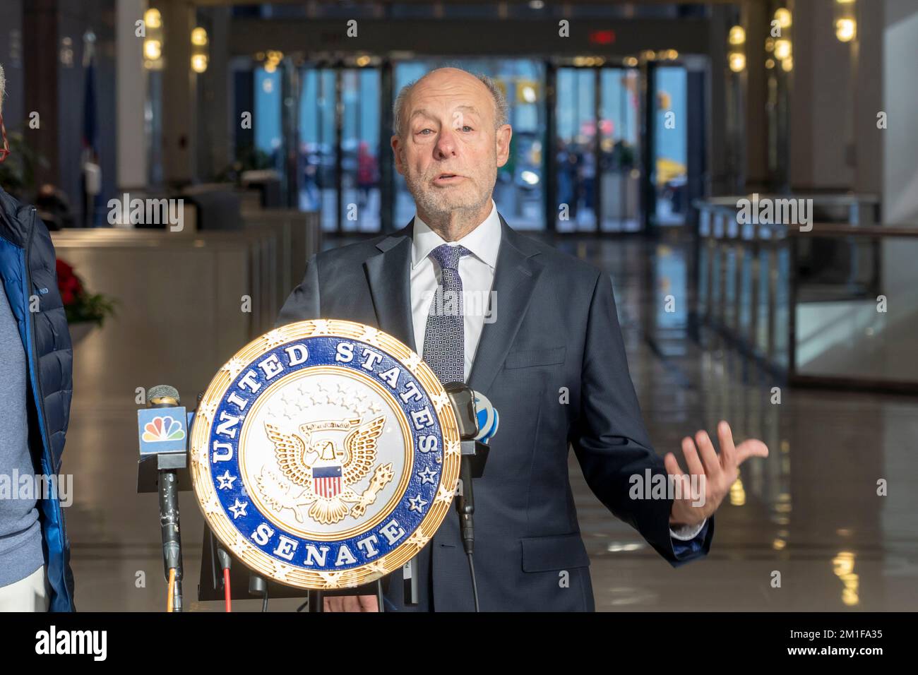 Le Dr Charles Schleien, président du département de pédiatrie du Centre médical pour enfants Steven & Alexandra Cohen, parle de l'augmentation de l'infection par le virus respiratoire syncytial (VRS) à New York. Selon le sénateur Schumer, les hôpitaux pour enfants de New York et de New York voient une augmentation d'environ 50 % de l'infection par le VRS et que le département américain de la Santé et des Services sociaux a besoin d'un plan complet pour traiter le VRS et être prêt à envoyer des médecins, Les infirmières et le personnel médical soutiennent NYC et LI si la poussée du VRS suit le rythme. (Photo par Ron Adar/SOPA Images/Sipa USA) Banque D'Images