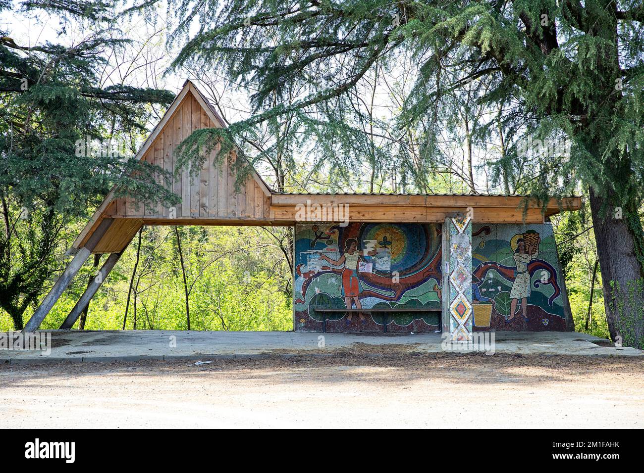 Une mosaïque fascinante de l'ère soviétique, mettant en valeur des œuvres d'art brutalistes colorées du milieu du siècle dans la campagne rurale de Géorgie Banque D'Images