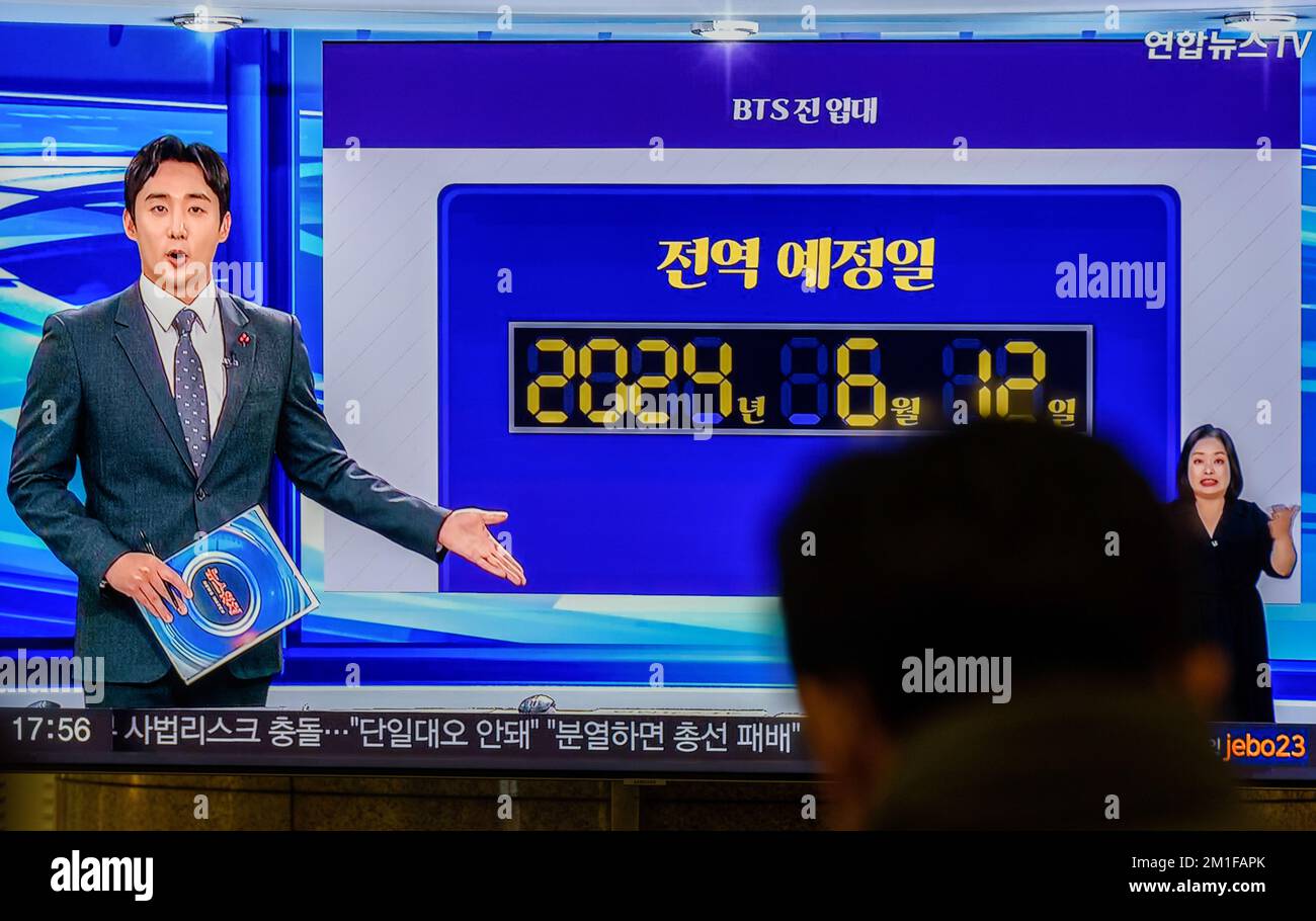 La date de décharge de Jin de l'armée vue à la télévision à la gare de Yongsan à Séoul. Jin, membre du groupe de K-pop BTS à servir dans l'armée, a publié une photo de lui-même avec une coupe de cheveux militaire avant son enrôlement. Selon des sources militaires et industrielles, le chanteur de 30 13 ans entrera dans le camp de chaussures d'une division Army 5 de première ligne à Yeoncheon, à 60 kilomètres au nord de Séoul. Après avoir suivi un programme de formation de base de cinq semaines, Jin sera affecté à une unité locale, ont-ils dit. Tous les hommes corsés de la Corée du Sud sont obligés de servir entre 18 et 21 mois dans le Banque D'Images