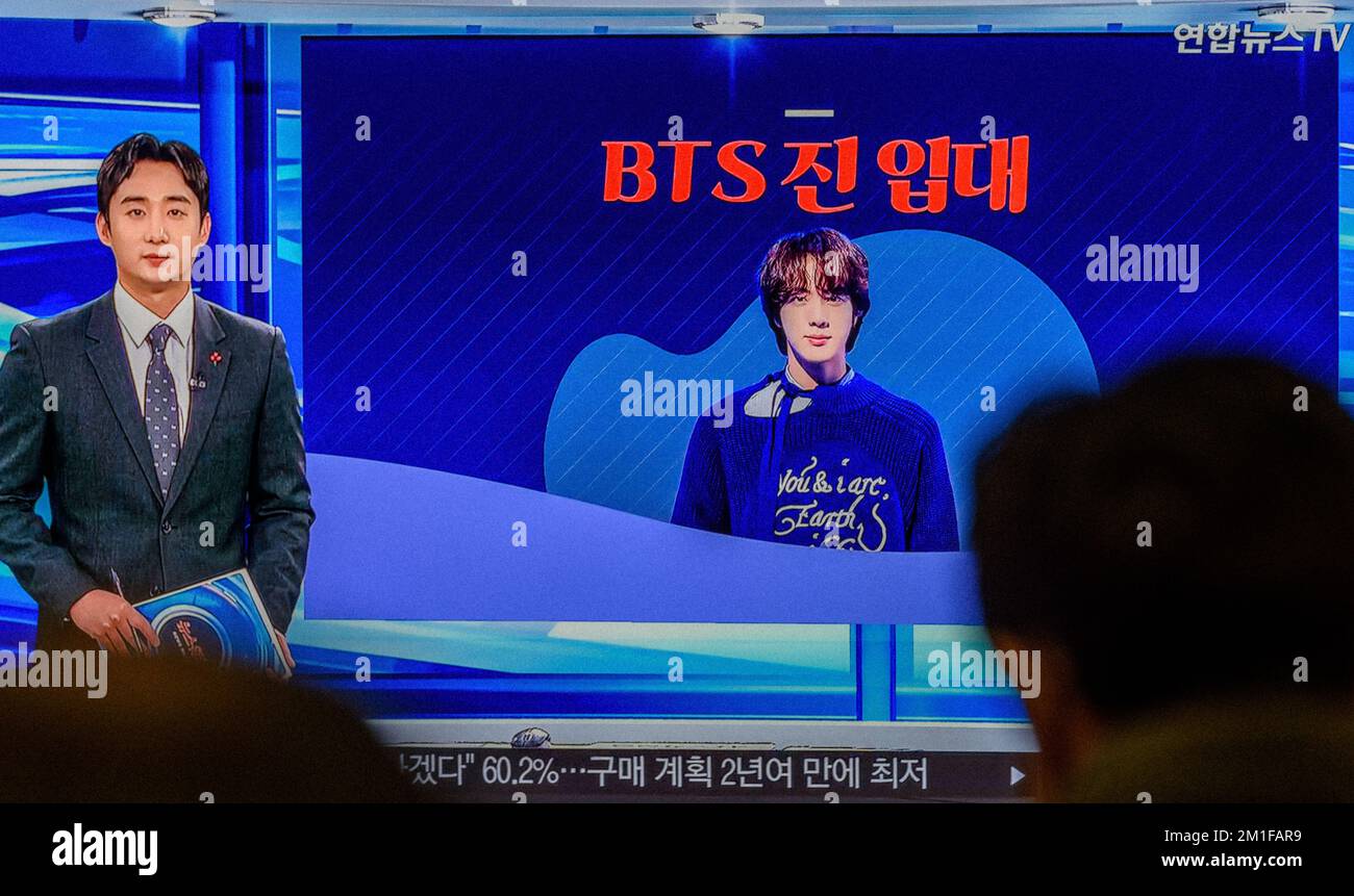 Jin, membre du groupe K-pop BTS, rejoint l'armée sud-coréenne à la télévision à la gare de Yongsan à Séoul. Jin, membre du groupe de K-pop BTS à servir dans l'armée, a publié une photo de lui-même avec une coupe de cheveux militaire avant son enrôlement. Selon des sources militaires et industrielles, le chanteur de 30 13 ans entrera dans le camp de chaussures d'une division Army 5 de première ligne à Yeoncheon, à 60 kilomètres au nord de Séoul. Après avoir suivi un programme de formation de base de cinq semaines, Jin sera affecté à une unité locale, ont-ils dit. Tous les hommes corsés de la Corée du Sud sont obligés de servir le betwe Banque D'Images