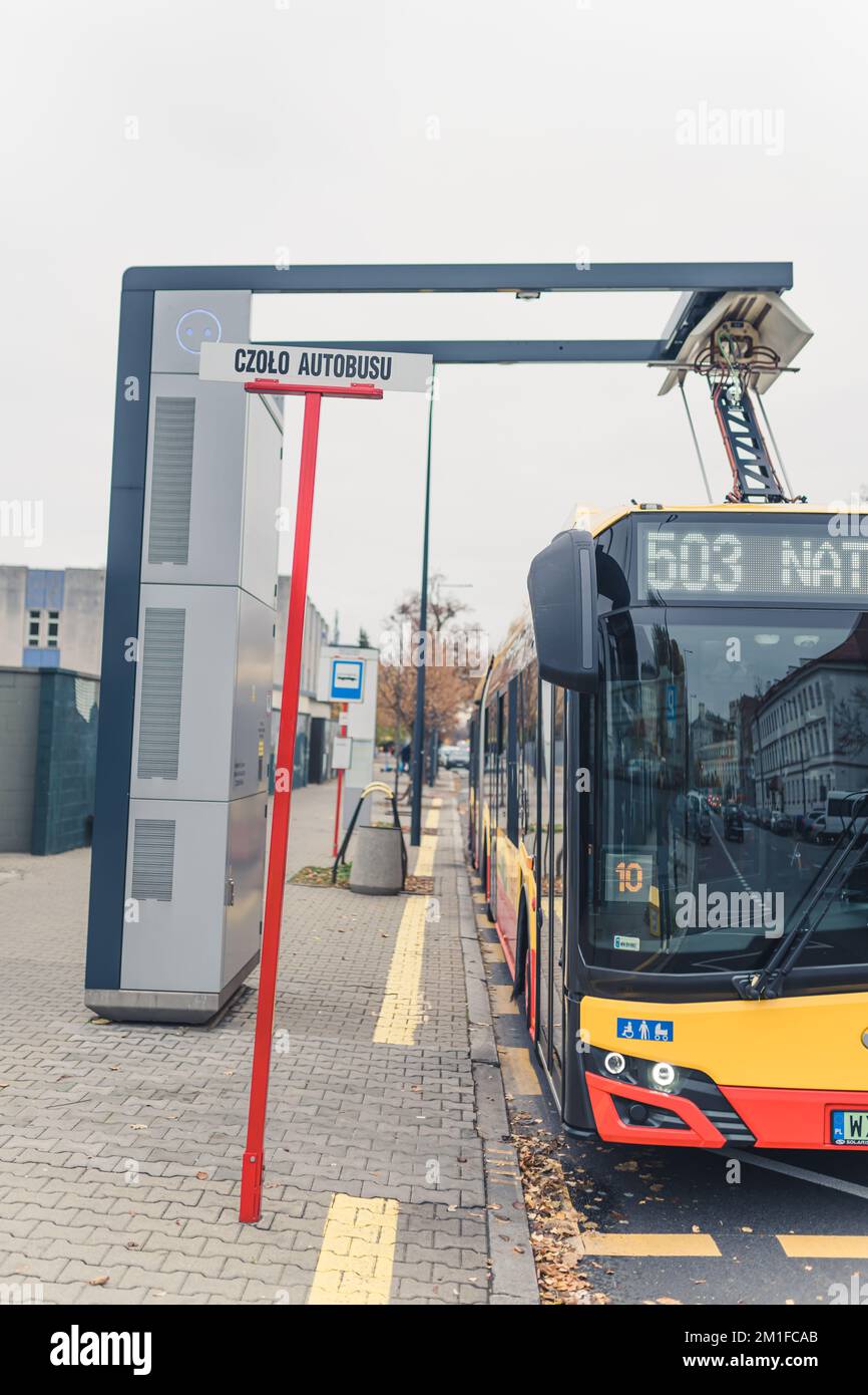 17.11.2022. Varsovie, Pologne. vue latérale avant d'un bus électrique au niveau de la station de charge. Photo de haute qualité Banque D'Images