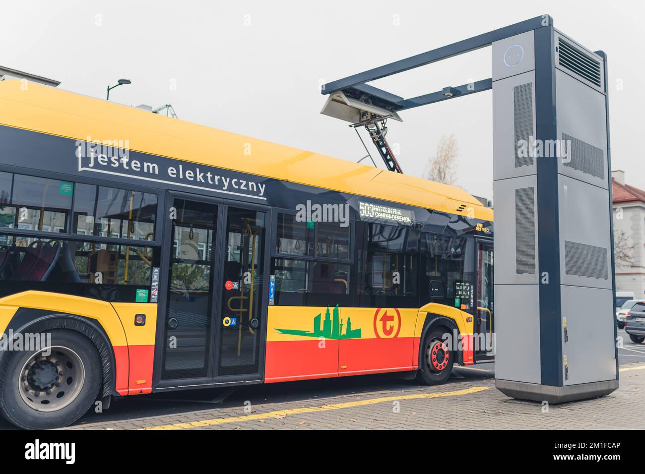 17.11.2022. Varsovie, Pologne. bus électrique avec des bandes rouges et jaunes au niveau de la station de charge. Photo de haute qualité Banque D'Images
