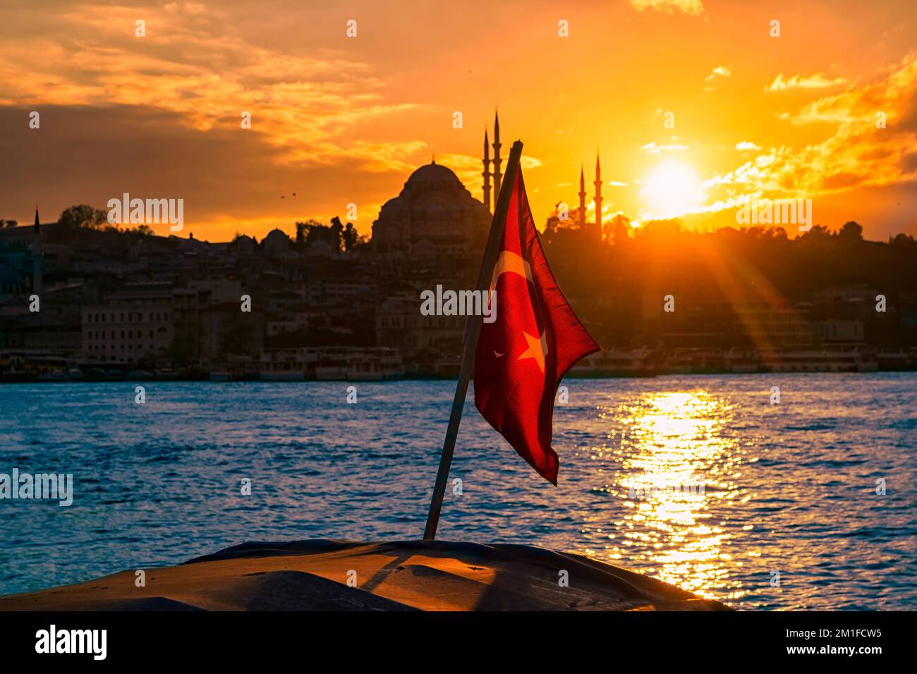 Drapeau de la Turquie et coucher de soleil devant la Mosquée bleue. Banque D'Images