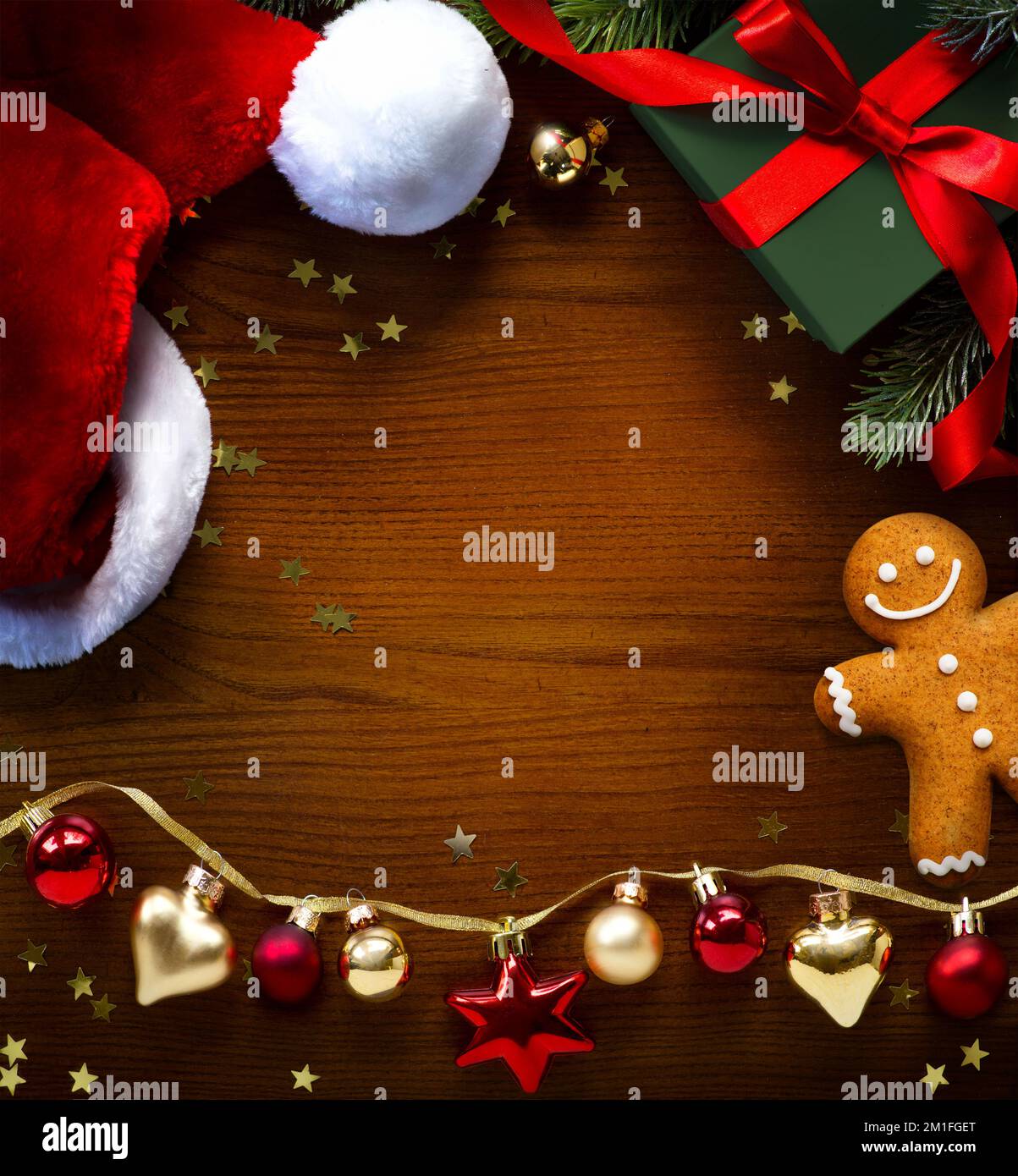 Carte de voeux, cadre, bannière pour les fêtes de Noël et les fêtes de fin d'année. Nouvelle année. Noël. Boîte cadeau de Noël, pain d'épice et ornements sur fond de bois. W Banque D'Images
