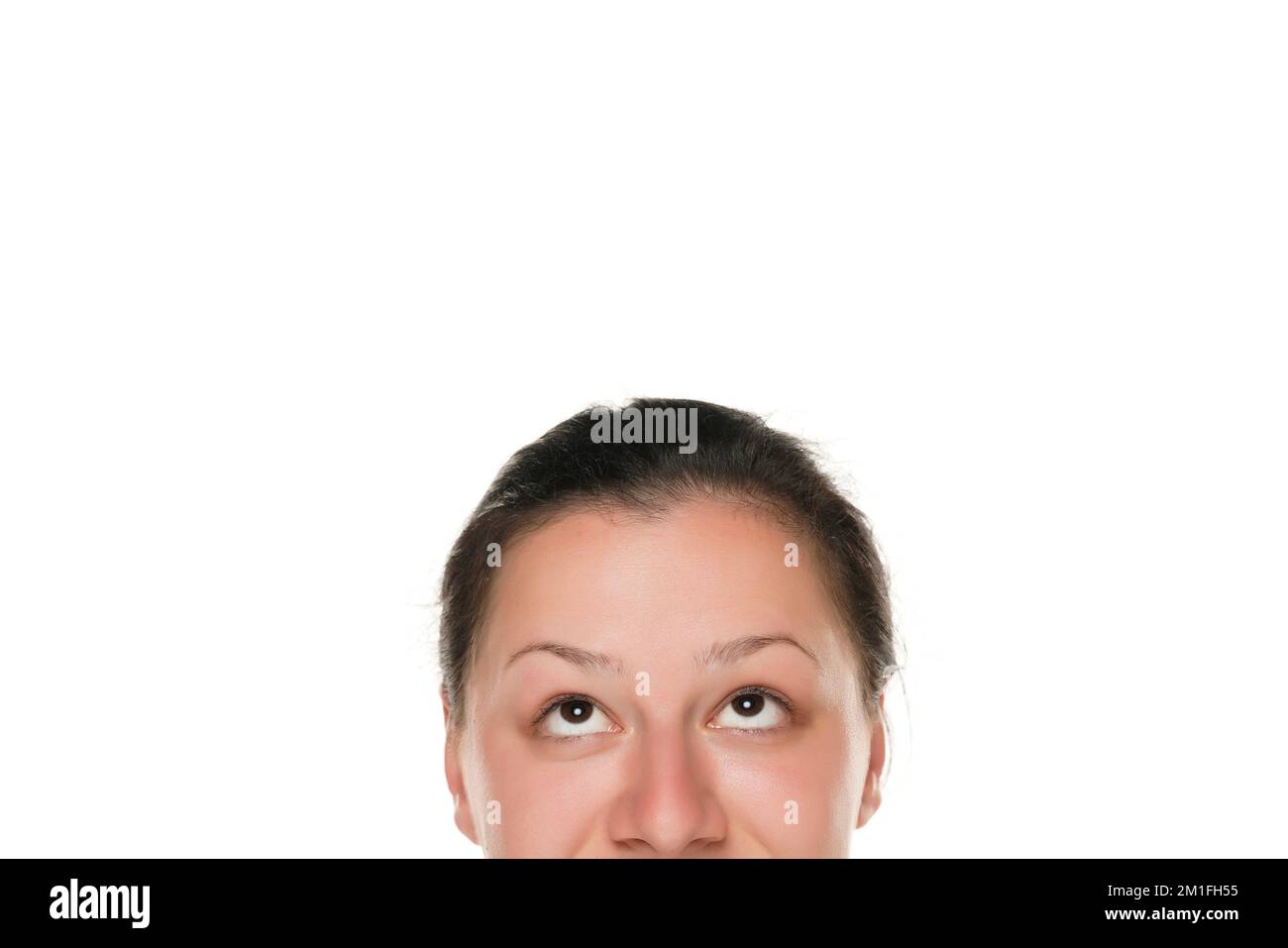 demi-portrait d'une jeune femme de chubby regardant vers le haut. Banque D'Images