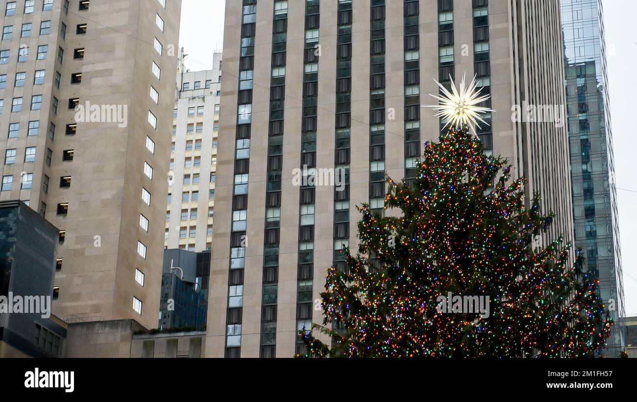 NEW YORK, NY, Etats-Unis - 10 DÉCEMBRE 2022 : arbre de Noël au Rockefeller plaza Banque D'Images