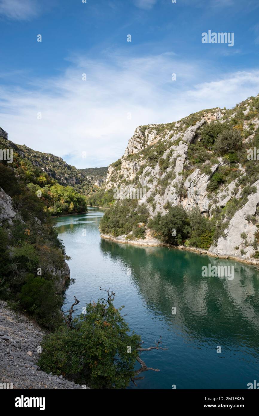 Vue verticale sur la rivière Verdon entourée de falaises moyennes avec espace de copie, gorges du Bas Verdon, France Banque D'Images