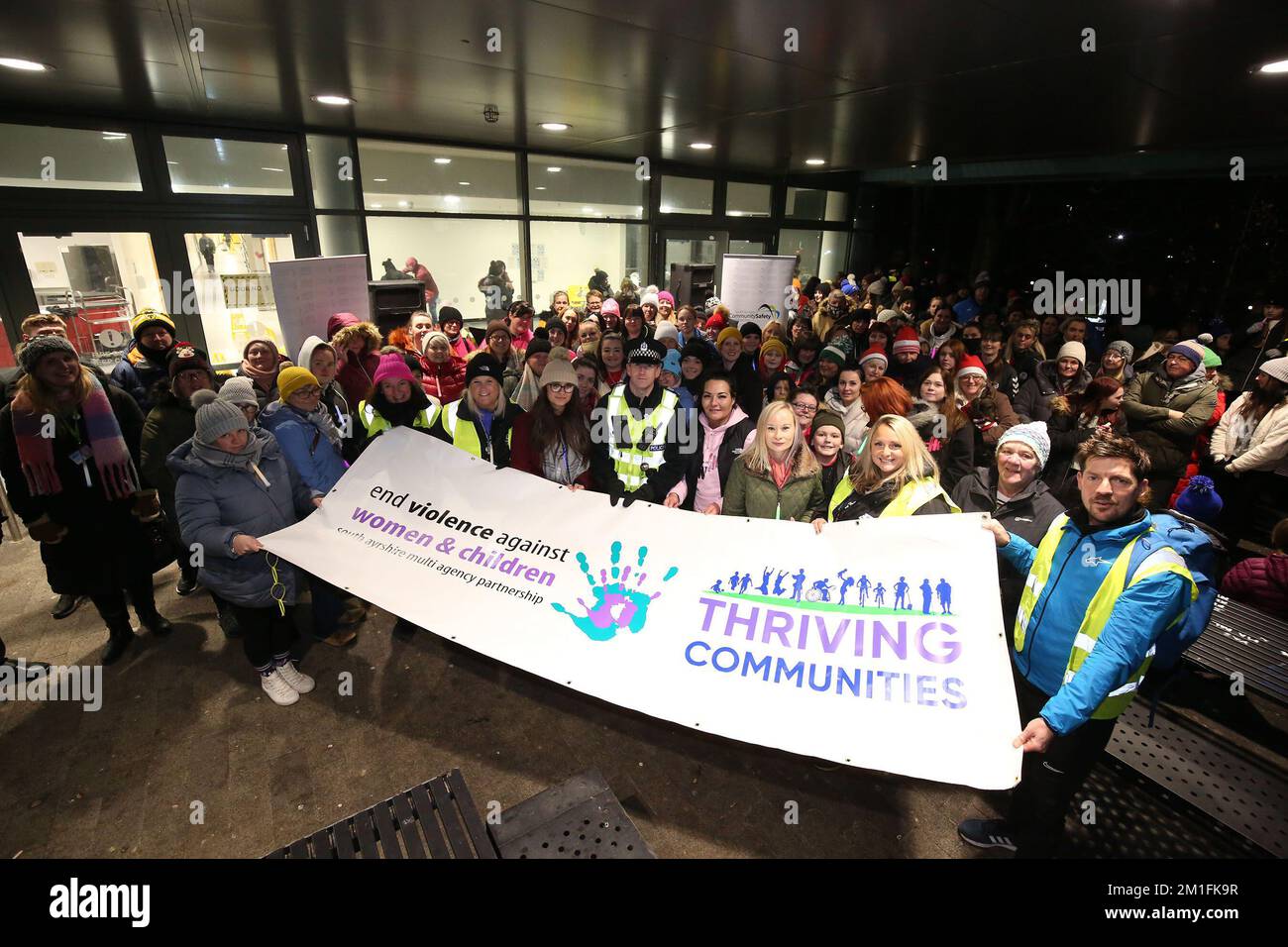 Ayr, Ayrshire, Écosse, Royaume-Uni. Conseil de South Ayrshire. Dans le cadre de la période de 16 jours, plus de 130 femmes et hommes ont marché autour d'Ayr pour promouvoir le message "mettre fin à la violence contre les femmes et les enfants" Journée internationale pour l'élimination de la violence contre les femmes. Cette initiative a lieu chaque année dans tous les pays du monde afin de lutter contre la violence à l'égard des femmes et de changer les attitudes et les comportements à tous les niveaux, et se termine par la Journée des droits de l'homme, le 10 décembre. Banque D'Images