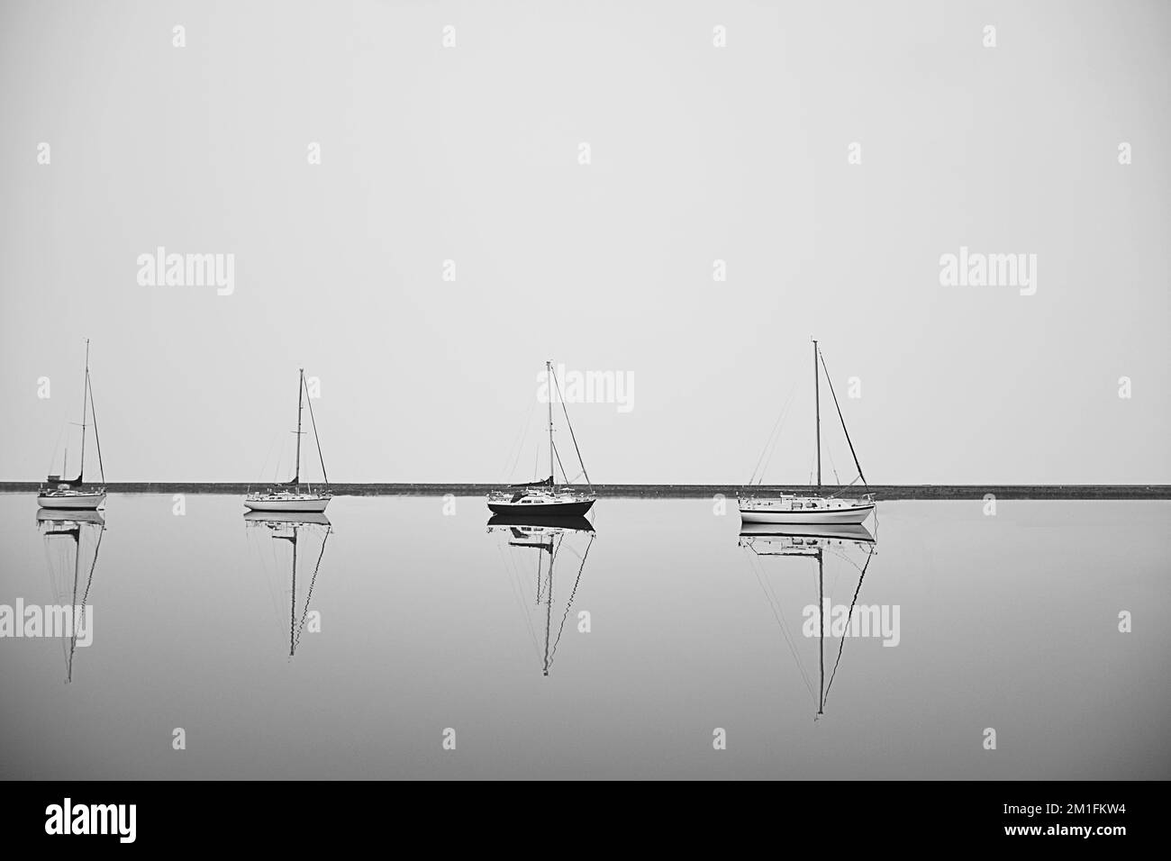 Les bateaux restent calmes en mer. Les vagues ne les éloignent pas. Laissez-les reposer. notre vie est semblable à l'histoire des bateaux Banque D'Images