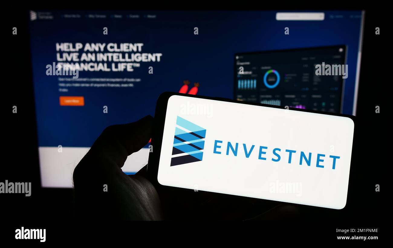 Personne détenant un téléphone portable avec le logo de la société US fintech Envestnet Inc. À l'écran devant la page Web des affaires. Mise au point sur l'affichage du téléphone. Banque D'Images