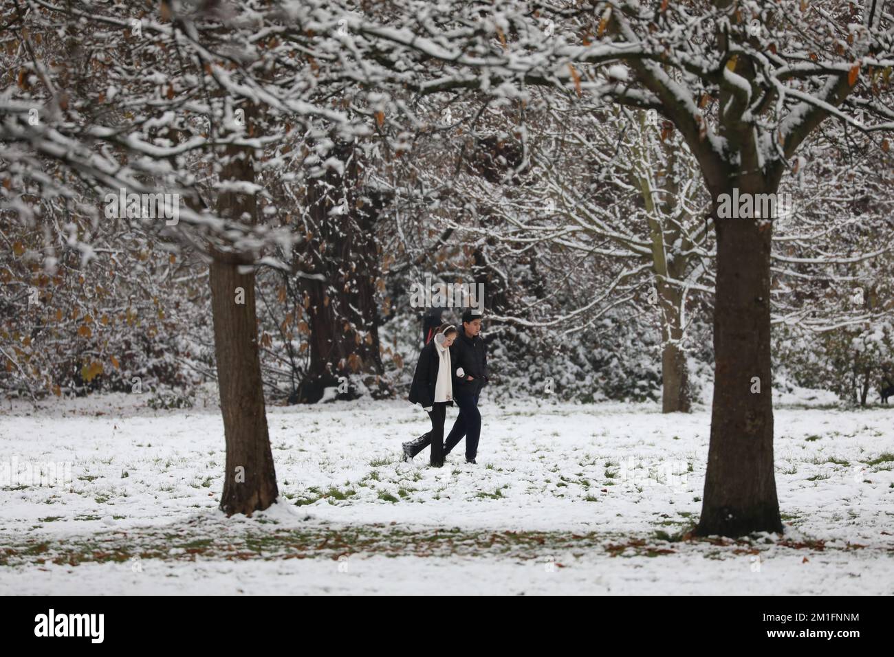 Les gens marchent dans la neige à Hyde Park, dans le centre de Londres. De la neige et de la glace ont balayé certaines parties du Royaume-Uni, et les conditions hivernales doivent se poursuivre pendant des jours. Date de la photo: Lundi 12 décembre 2022. Crédit : Isabel Infantes/Alay Live News Banque D'Images