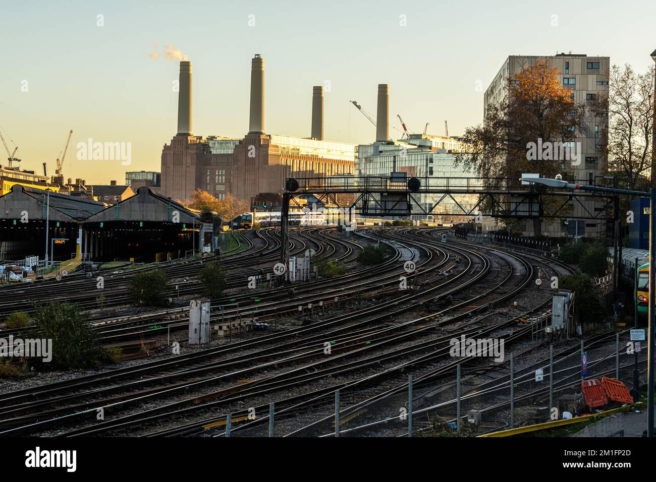 Voies ferrées à l'extérieur de la gare Victoria, une station électrique Battersea récemment rénovée se profile à l'arrière-plan. Londres décembre 2022. Banque D'Images