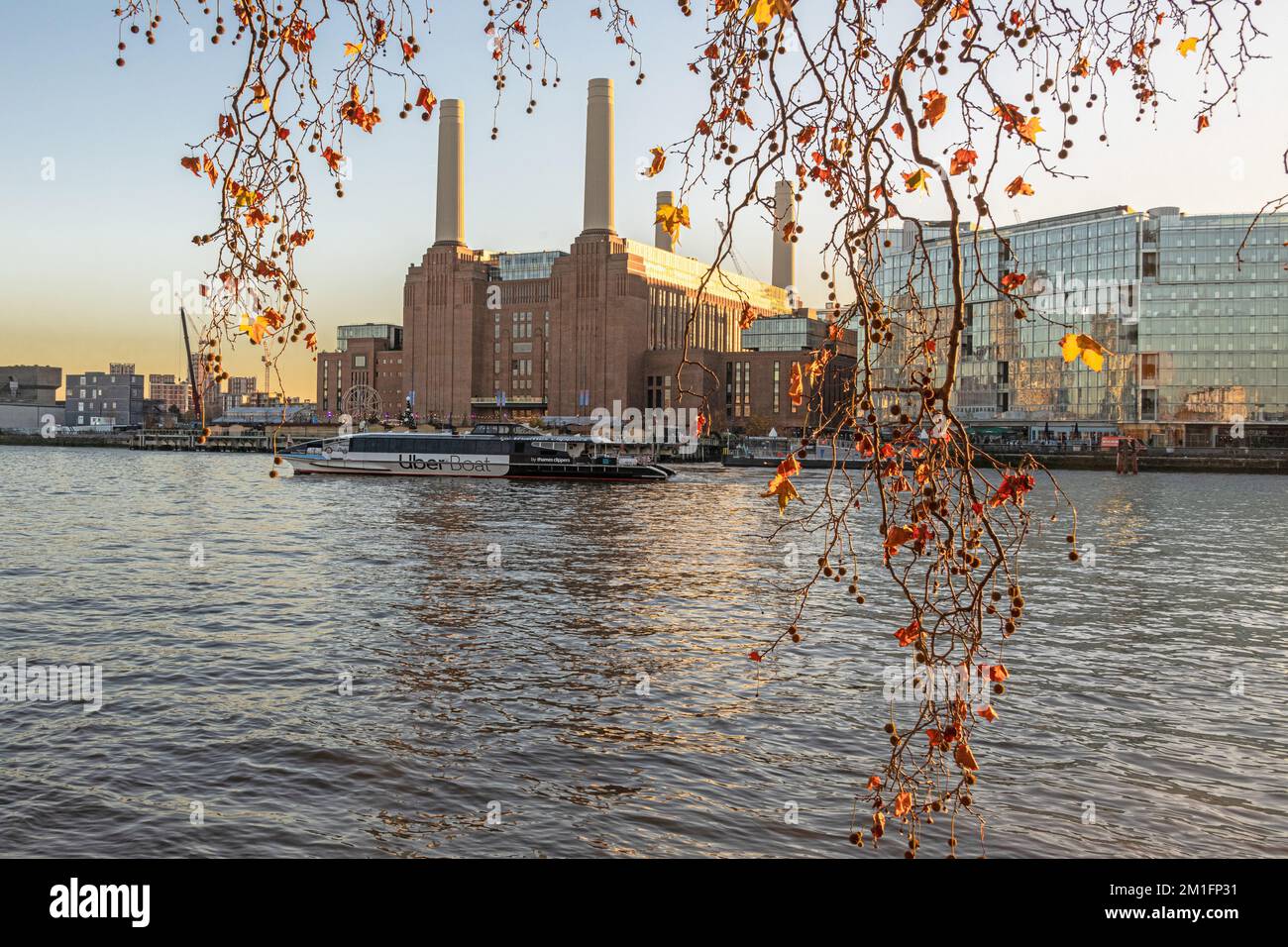 Battersea Power Station après son important réaménagement, tiré de l'autre côté de la Tamise. 2022. Banque D'Images