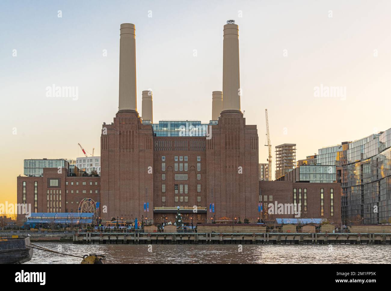 Battersea Power Station après son important réaménagement, tiré de l'autre côté de la Tamise. 2022. Banque D'Images