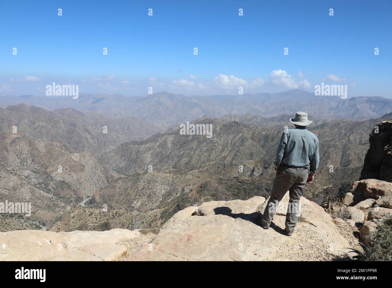 Géologue dans la région montagneuse de Debub en Érythrée en Afrique de l'est Banque D'Images